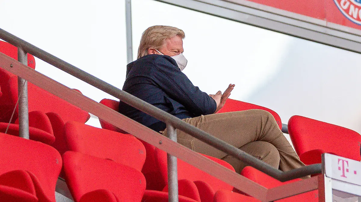 GER, FC Bayern Muechen vs. Borussia Moenchengladbach, Fussball, Bundesliga, 32. Spieltag, Saison 2020/2021, 08.05.2021 Oliver Kahn applaudiert, nach Tor zum 2:0 durch Thomas Mueller FC Bayern Muenchen, 25, GER, FC Bayern Muechen vs. Borussia Moenchengladbach, Fussball, Bundesliga, 32. Spieltag, Saison 2020/2021, 08.05.2021, DFB/DFL regulations prohibit any use of photographs as image sequences and/or quasi-video., Foto: EIBNER/Sascha Walther/POOL Muenchen Allianz Arena Bayern Deutschland *** GER, FC Bayern Muechen vs Borussia Moenchengladbach, Football, Bundesliga, 32 Matchday, Season 2020 2021, 08 05 2021 Oliver Kahn applauds after goal to 2 0 by Thomas Mueller FC Bayern Muenchen, 25 , GER, FC Bayern Muechen vs Borussia Moenchengladbach, Football, Bundesliga, 32 Spieltag, Saison 2020 2021, 08 05 2021, DFB DFL regulations prohibit any use of photographs as image sequences and or quasi video , Foto EIBNER Sascha Walther POOL Muenchen Allianz Arena Bayern Germany Poolfoto EIBNER/Sascha Walther ,EDITORIAL USE ONLY