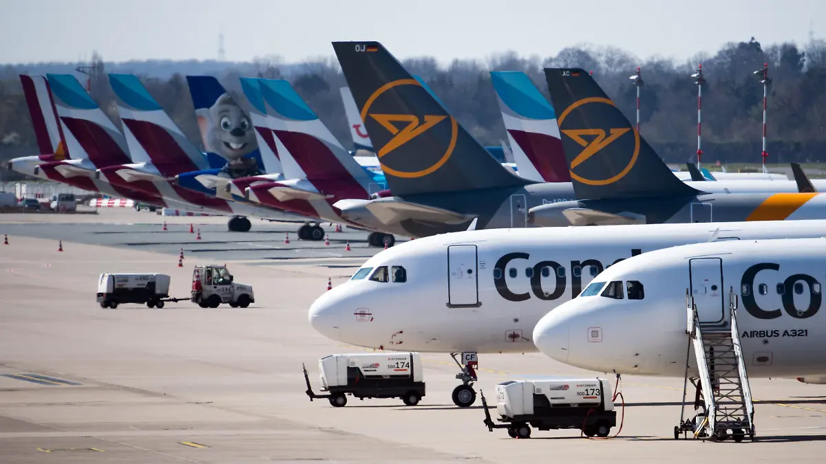 Zahlreiche Flugzeuge von Condor und Eurowings stehen auf dem Vorfeld des Flughafens geparkt. Die Coronavirus-Krise beeinträchtigt den Flugverkehr zunehmend.