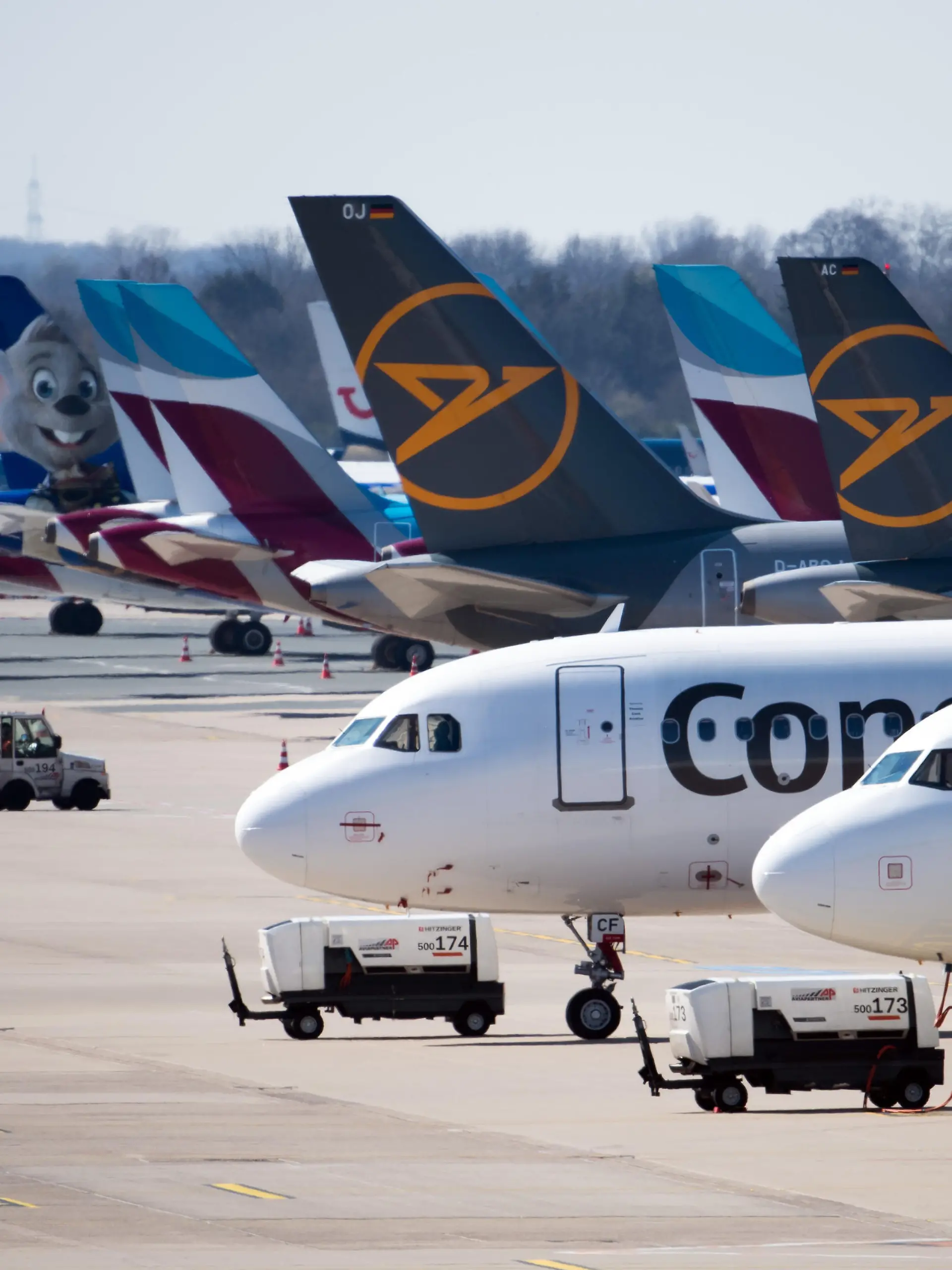 Zahlreiche Flugzeuge von Condor und Eurowings stehen auf dem Vorfeld des Flughafens geparkt. Die Coronavirus-Krise beeinträchtigt den Flugverkehr zunehmend.