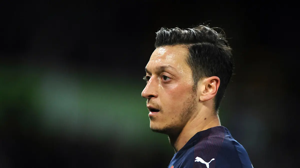 ARCHIV - 24.04.2019, Großbritannien, Wolverhampton: Fußball: Premier League, England, Wolverhampton Wanderers - FC Arsenal, 31. Spieltag. Mesut Özil von Arsenal stehen nach dem 2:0 auf dem Platz. (Zu dpa: «Nach Tweet zu Uiguren: Chinas «eFootball PES 2020» verbannt Özil») Foto: Rui Vieira/AP/dpa +++ dpa-Bildfunk +++