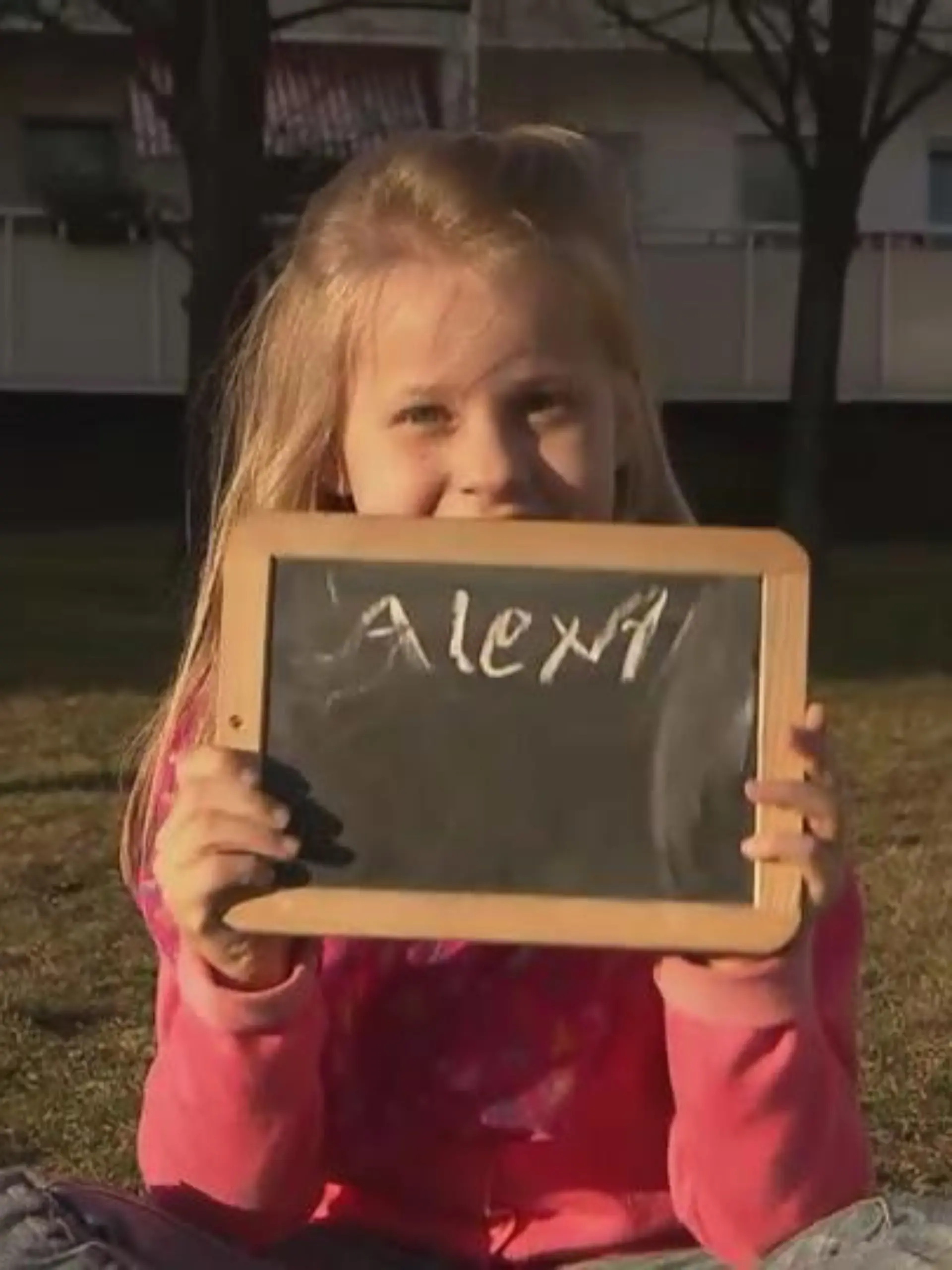 Alexa mit Schiefertafel in der hand