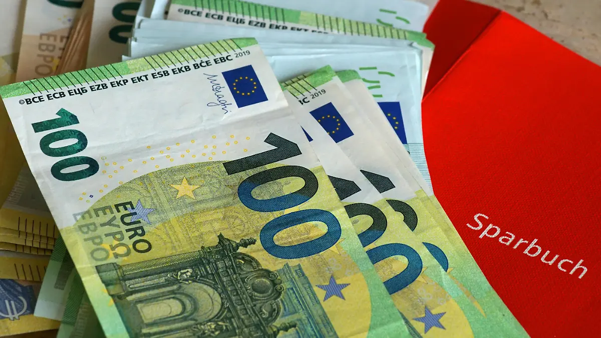 Sparkonto und Euro-Banknoten