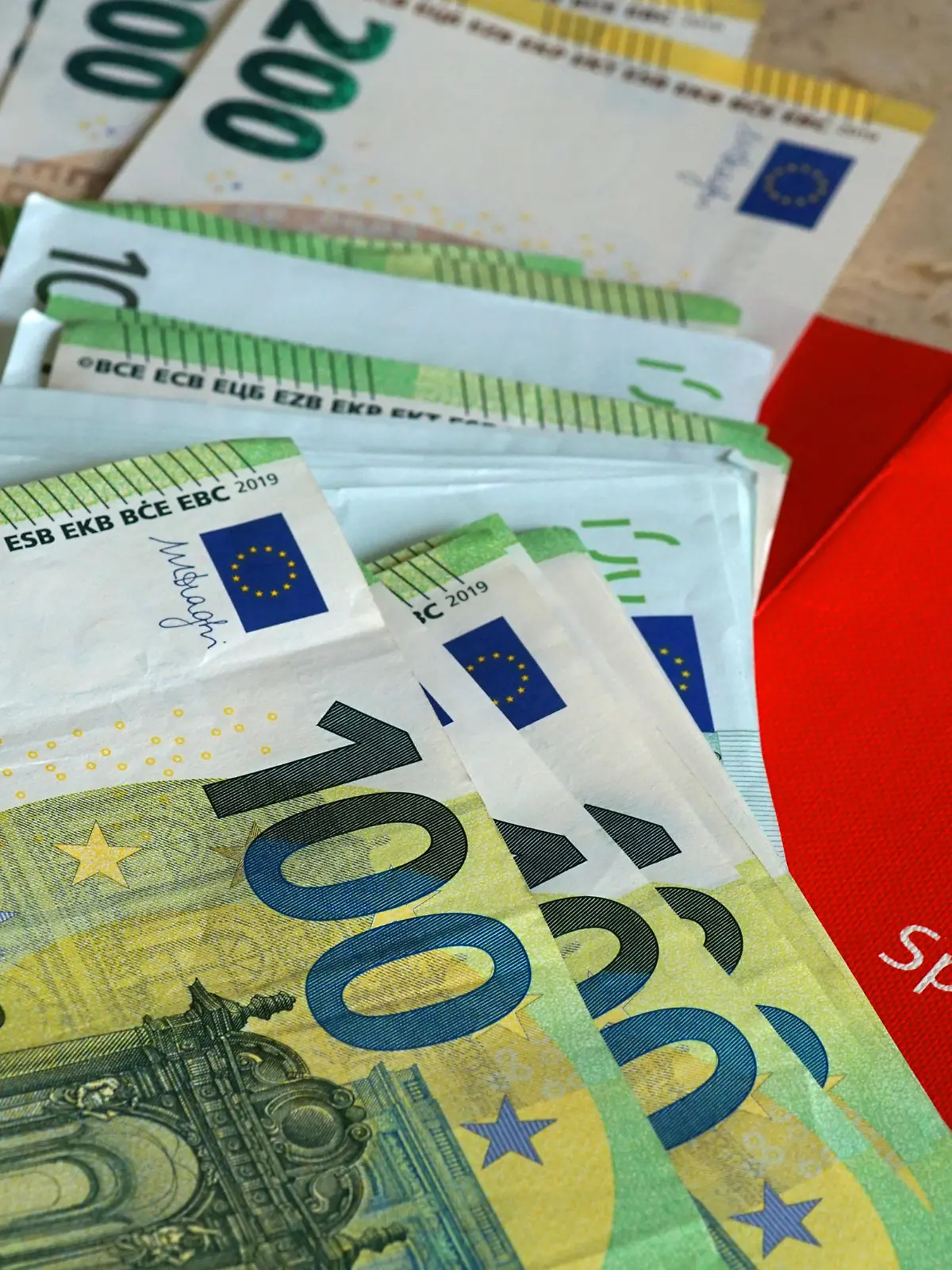 Sparkonto und Euro-Banknoten