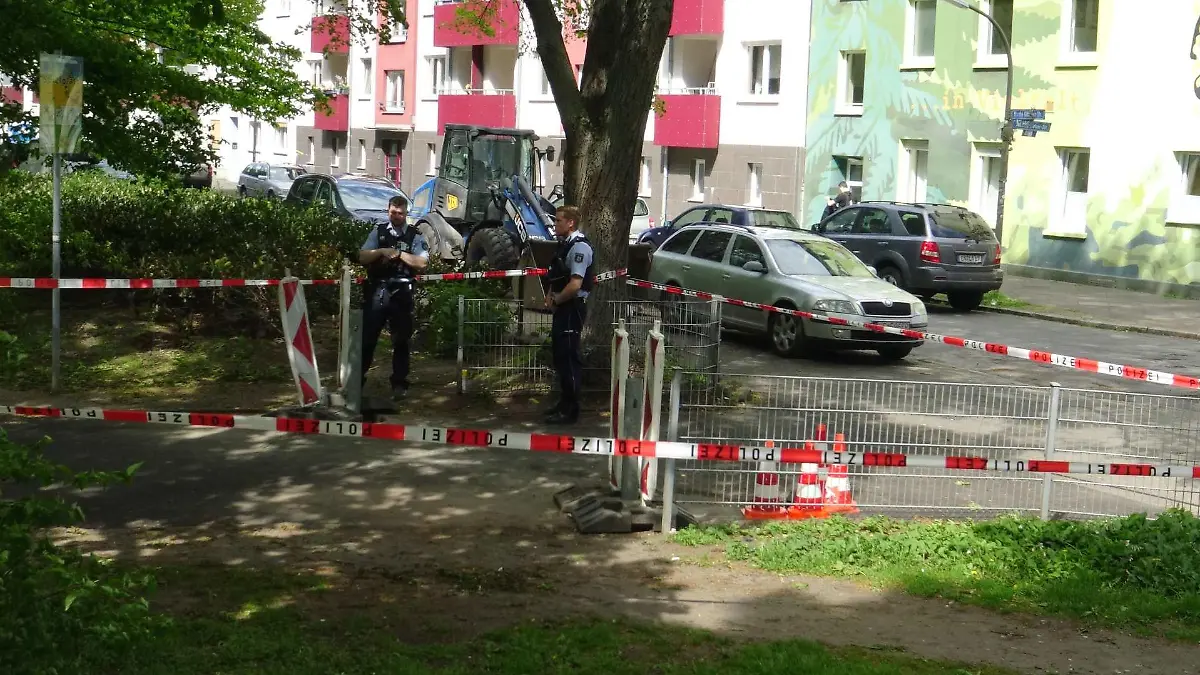 Ein vermutlich bewaffneter Mann soll nach ersten Erkenntnissen zwei Familien auf einem Spielplatz in Dortmund bedroht haben.