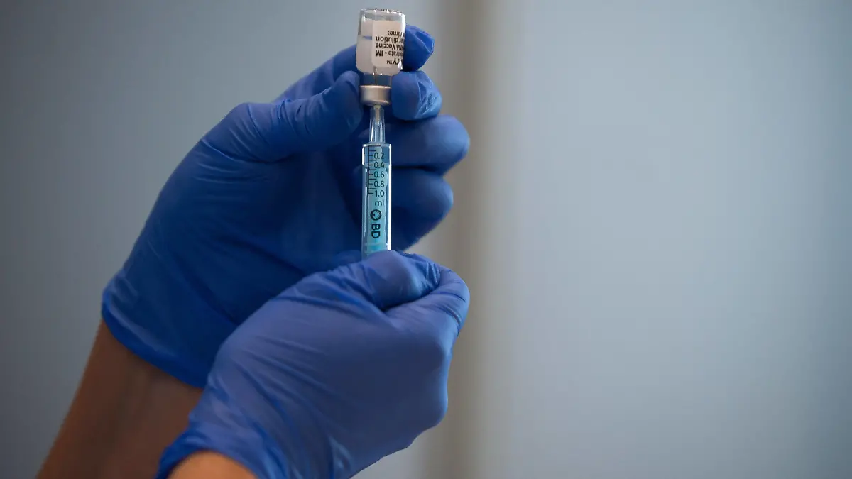 May 5, 2021, Malaga, Spain: A health worker seen preparing a dose of Pfizer vaccine in a syringe during a massive vaccination at Fair and Congresses Palace..Health regional authorities have retimed again the vaccination with doses of Pfizer BioNTech inside large and secure places following all protective measures, as part of massive vaccination One million plan after the announcement of Andalusian government to inoculate around 600.000 vaccines during the week. Malaga Spain - ZUMAs197 20210505_zaa_s197_017 Copyright: xJesusxMeridax