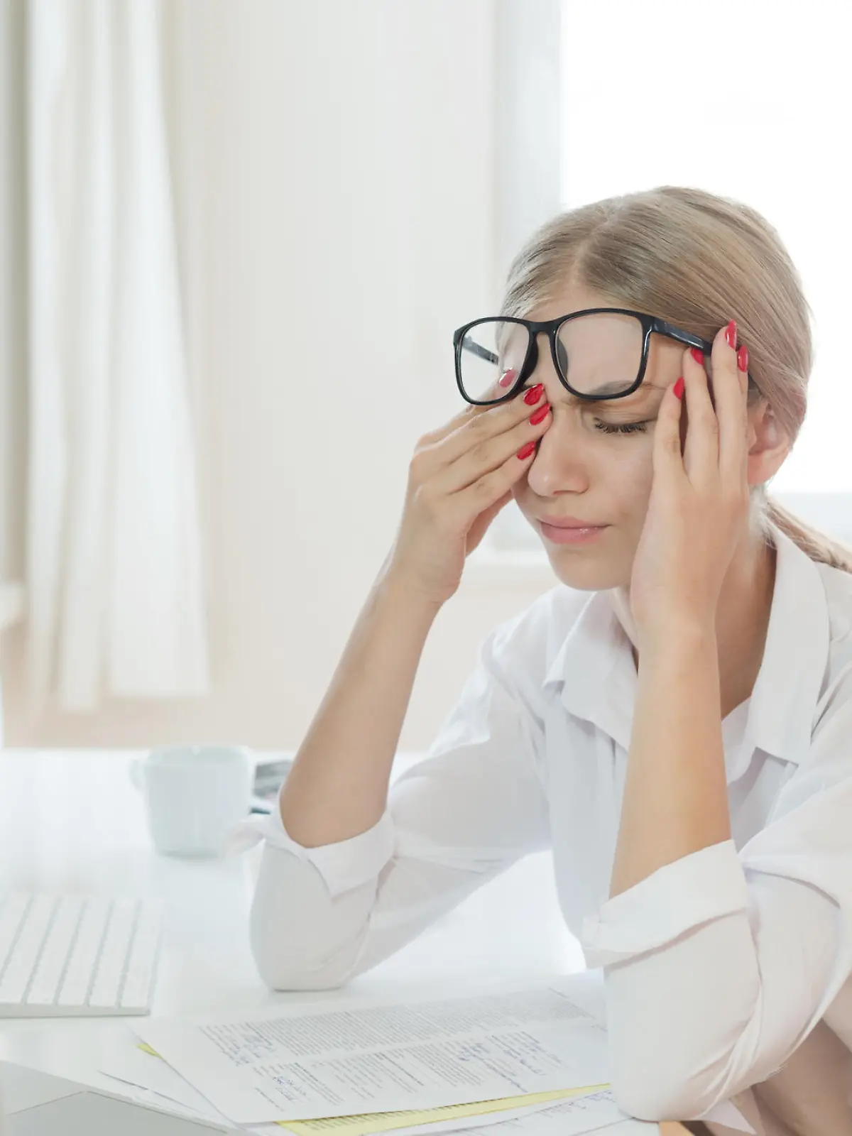 Frau reibt sich die Augen