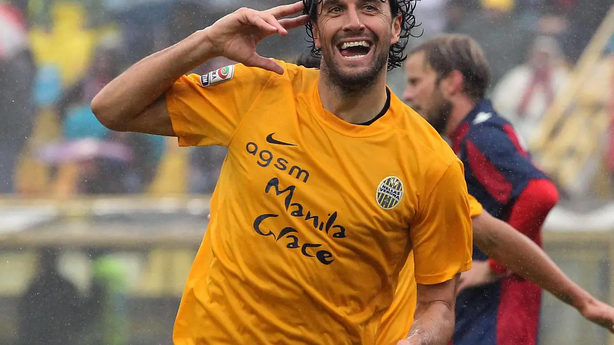 FILE - Verona striker Luca Toni celebrates after scoring a goal during the Italian Serie A soccer match Bologna FC vs Hellas Verona FC at Renato Dall'Ara stadium in Bologna, Italy, 06 October 2013. EPA/ELISABETTA BARACCHI (zu dpa-Korr.: "«Toni-Bande» mischt Serie A auf - Hellas Verona überrascht Italien" vom 09.10.2013) +++(c) dpa - Bildfunk+++