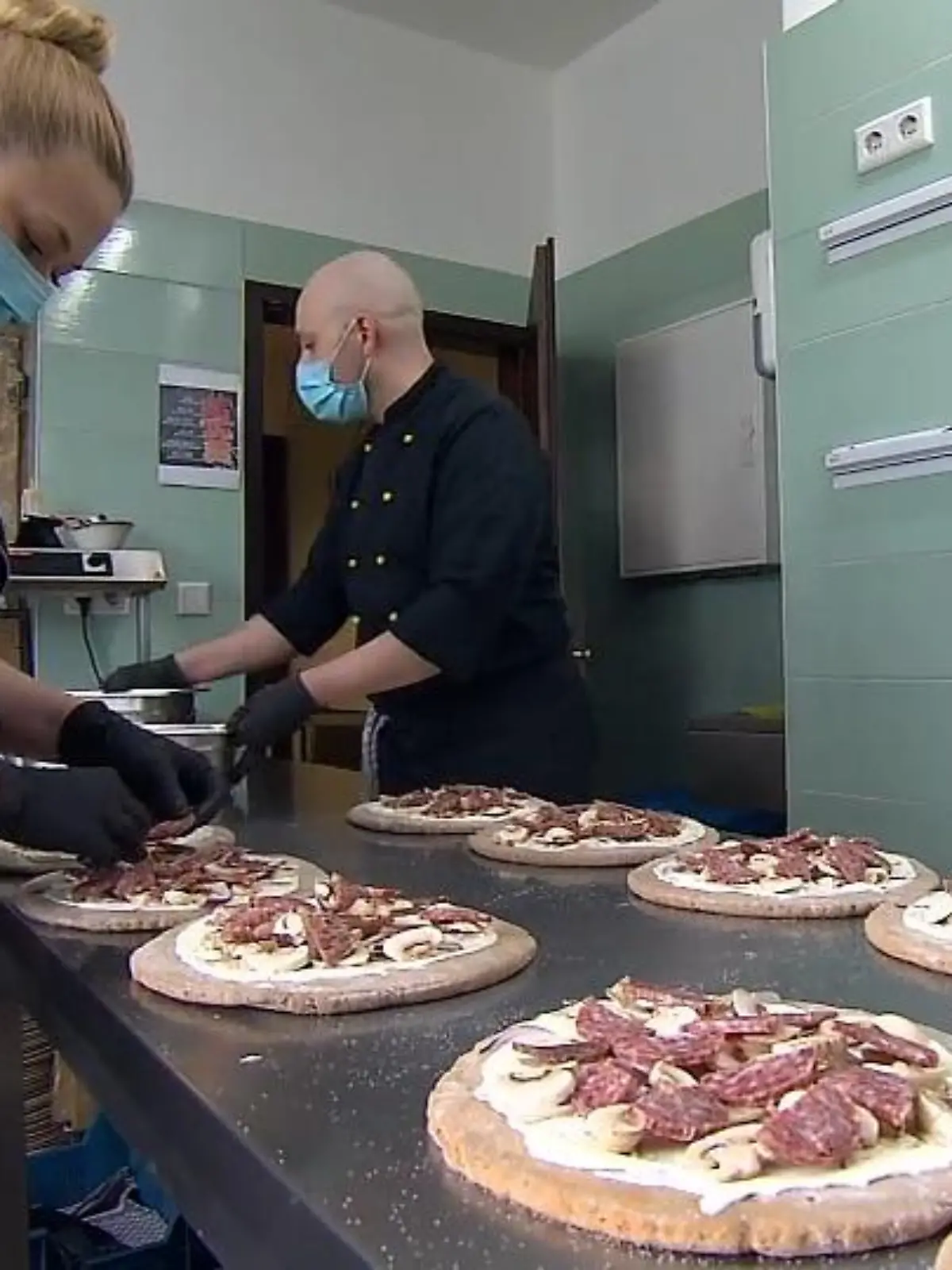 Seit Monaten können Hessens Restaurantbesitzer dank Corona keine Gäste empfangen. Das sorgt in vielen Betrieben für leere Kassen und einen besorgten Blick in die Zukunft. Zwei Restaurants haben aber bewiesen, dass man auch in der Krise kreativ sein kann und haben neue Geschäftsideen entwickelt. So gibt es in Gießen nun gefrorene Pizza-Wolken und in Kassel ist der „Roggen-Henner“ entstanden.