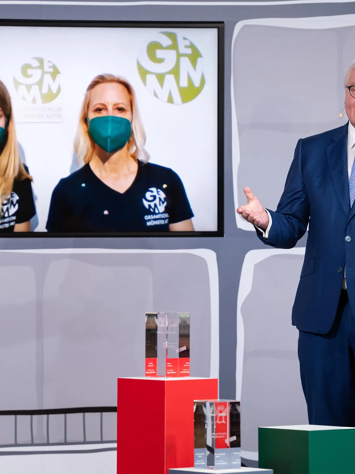 10.05.2021, Berlin: Bundespräsident Frank-Walter Steinmeier (r) verleiht den Deutschen Schulpreis 20|21 Spezial in der Kategorie "Selbstorganisiertes Lernen ermöglichen" an die Städtische Gesamtschule Münster-Mitte (Nordrhein-Westfalen). Die Verleihung findet zum größten Teil digital statt. Mit dem Deutschen Schulpreis 20|21 Spezial zeichnen die Robert Bosch Stiftung und die Heidehof Stiftung · gemeinsam mit der ARD und der Zeit Verlagsgruppe innovative Konzepte aus, die Schulen im Umgang mit der Corona-Krise entwickelt haben und die das Lernen und Lehren langfristig verändern können. Insgesamt haben sich 366 Schulen beworben. Der Deutsche Schulpreis 20|21 Spezial steht unter der Schirmherrschaft von Bundespra·sident Steinmeier. Foto: Bernd von Jutrczenka/dpa +++ dpa-Bildfunk +++