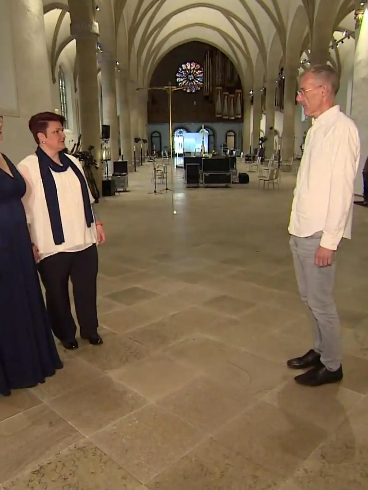Bild zu: "Priester segnen Homosexuelle "
