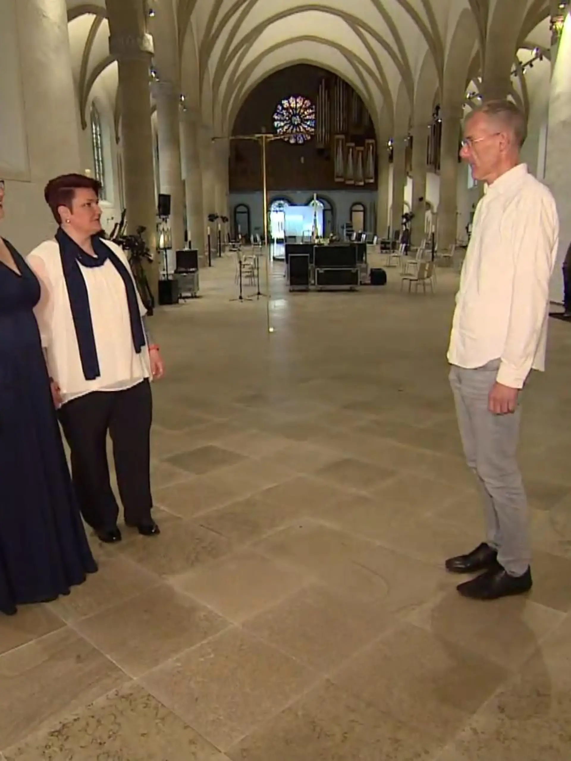 Bild zu: "Priester segnen Homosexuelle "