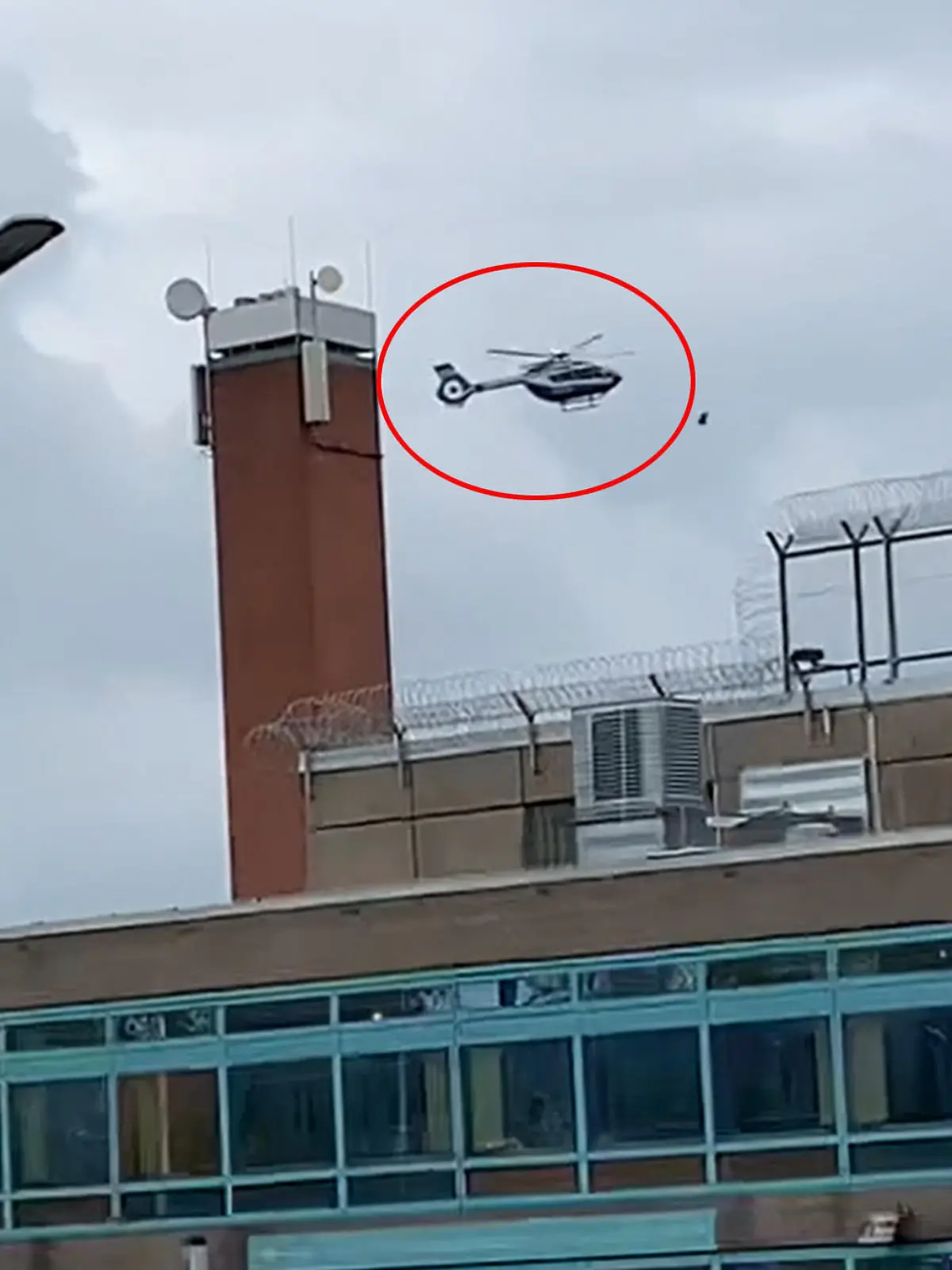 Im "Hummel"-Hubschrauber der NRW-Landespolizei trifft Thomas Drach in der JVA Köln ein