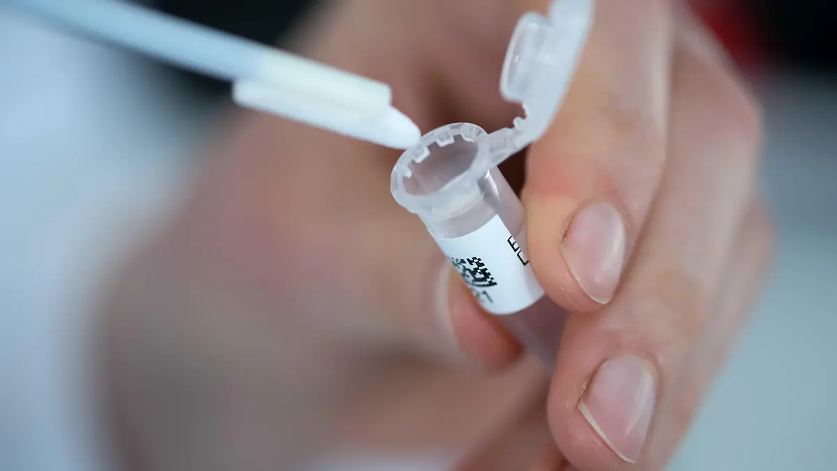 ARCHIV - 09.11.2016, Bayern, München: Mundschleimhautzellen für eine DNA-Probe werden im DNA-Labor des Bayerischen Landeskriminalamtes (LKA) in München (Bayern) in ein Reaktionsgefäß überführt. (Illustration zu dpa: "DNA-Analyse 3.0 - Das Täterprofil aus dem DNA-Labor") Foto: Sven Hoppe/dpa +++ dpa-Bildfunk +++