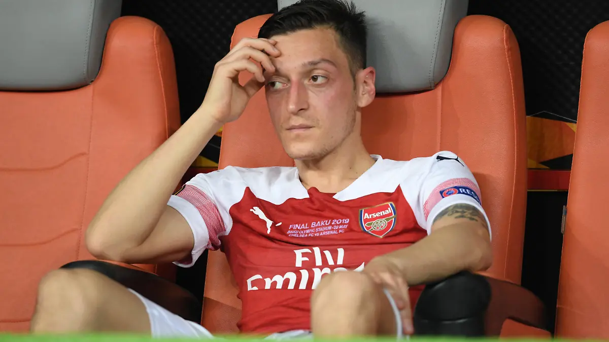 ARCHIV - 29.05.2019, Aserbaidschan, Baku: Fußball: Europa League Finale, FC Chelsea - FC Arsenal im Olympiastadion. Mesut Özil von Arsenal sitzt enttäuscht nach der Niederlage auf der Bank. (zu dpa: Özil nach Kader-Ausbootung bei Arsenal «tief enttäuscht») Foto: Arne Dedert/dpa +++ dpa-Bildfunk +++