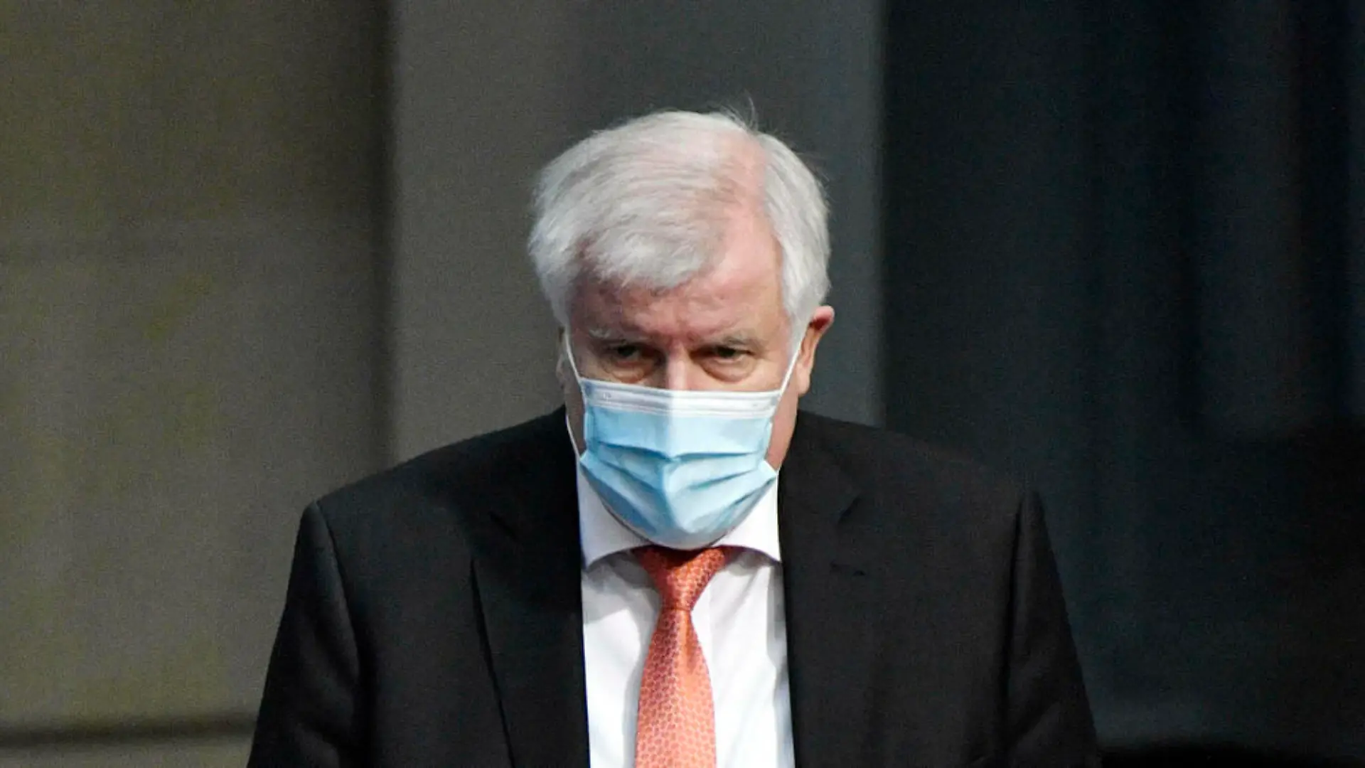 Bundesinnenminister Seehofer hat sich mit dem Coronavirus infiziert