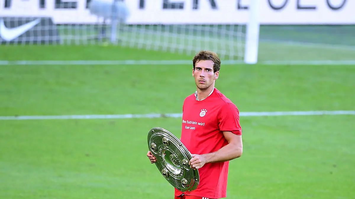 Fussball Bundesliga Saison 2019-2020 Spiel VfL Wolfsburg - FC Bayern Muenchen Deutscher Fussball Meister 2020 GORETZKA Leon Team FC Bayern Muenchen mit der Meisterschale bei der Siegerehrung Bundesliga Saison 2019-2020 Spiel VFL Wolfsburg - FC Bayern Muenchen 0 : 4 Deutscher Fussball Meister 2020 am 27.Juni 2020 in Wolfsburg DFL REGULATIONS PROHIBIT ANY USE OF PHOTOGRAPHS as IMAGE SEQUENCES and/or QUASI-VIDEO Sportphoto by Laci PerenyiGroothuis/Witters/Pool Wolfsburg Volkswagen Arena Niedersachsen Deutschland *** Football Bundesliga Season 2019 2020 Game VfL Wolfsburg FC Bayern Muenchen German Football Champion 2020 GORETZKA Leon Team FC Bayern Muenchen with the championship trophy at the award ceremony Bundesliga Season 2019 2020 Game VFL Wolfsburg FC Bayern Muenchen 0 4 German Football Champion 2020 on 27 June 2020 in Wolfsburg DFL REGULATIONS PROHIBIT ANY USE OF PHOTOGRAPHS as IMAGE SEQUENCES and or QUASI VIDEO Sportphoto by Laci Perenyi Groothuis Witters Pool Wolfsburg Volkswagen Arena Lower Saxony Germany Poolfoto Groothuis/Witters/PoolSportphotoPerenyi ,EDITORIAL USE ONLY