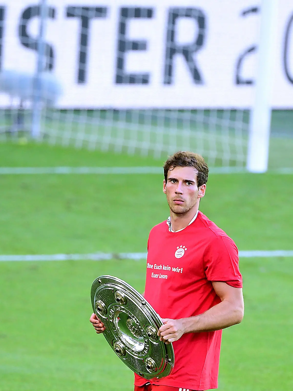 Fussball Bundesliga Saison 2019-2020 Spiel VfL Wolfsburg - FC Bayern Muenchen Deutscher Fussball Meister 2020 GORETZKA Leon Team FC Bayern Muenchen mit der Meisterschale bei der Siegerehrung Bundesliga Saison 2019-2020 Spiel VFL Wolfsburg - FC Bayern Muenchen 0 : 4 Deutscher Fussball Meister 2020 am 27.Juni 2020 in Wolfsburg DFL REGULATIONS PROHIBIT ANY USE OF PHOTOGRAPHS as IMAGE SEQUENCES and/or QUASI-VIDEO Sportphoto by Laci PerenyiGroothuis/Witters/Pool  Wolfsburg Volkswagen Arena Niedersachsen Deutschland *** Football Bundesliga Season 2019 2020 Game VfL Wolfsburg FC Bayern Muenchen German Football Champion 2020 GORETZKA Leon Team FC Bayern Muenchen with the championship trophy at the award ceremony Bundesliga Season 2019 2020 Game VFL Wolfsburg FC Bayern Muenchen 0 4 German Football Champion 2020 on 27 June 2020 in Wolfsburg DFL REGULATIONS PROHIBIT ANY USE OF PHOTOGRAPHS as IMAGE SEQUENCES and or QUASI VIDEO Sportphoto by Laci Perenyi Groothuis Witters Pool  Wolfsburg Volkswagen Arena Lower Saxony Germany Poolfoto Groothuis/Witters/PoolSportphotoPerenyi ,EDITORIAL USE ONLY