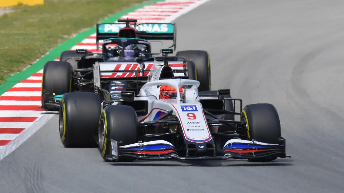 Nikita Mazepin vor Lewis Hamilton