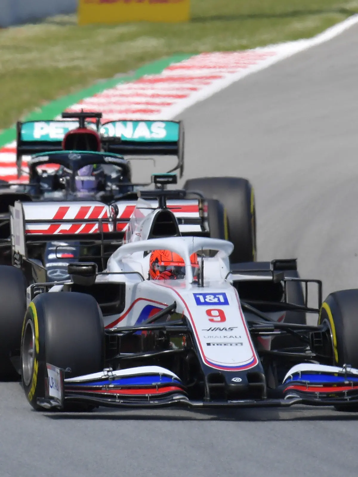 Nikita Mazepin vor Lewis Hamilton