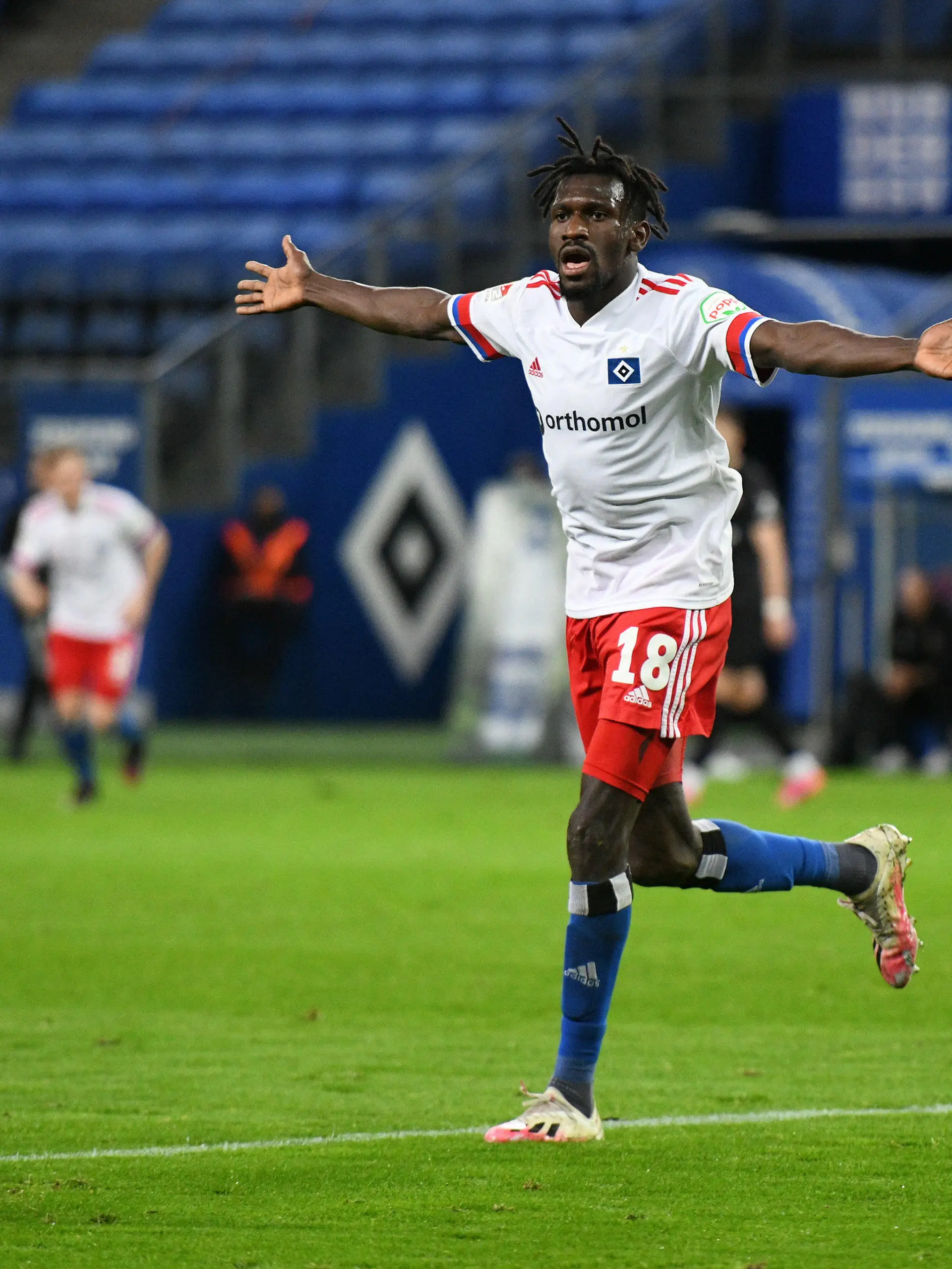10.05.2021, Hamburg: Fußball: 2. Bundesliga, 32. Spieltag: Hamburger SV - 1. FC Nürnberg im Volksparkstadion. Hamburgs Bakery Jatta jubelt nach seinem Treffer zum 2:0. Foto: Daniel Reinhardt/dpa - WICHTIGER HINWEIS: Gemäß den Vorgaben der DFL Deutsche Fußball Liga bzw. des DFB Deutscher Fußball-Bund ist es untersagt, in dem Stadion und/oder vom Spiel angefertigte Fotoaufnahmen in Form von Sequenzbildern und/oder videoähnlichen Fotostrecken zu verwerten bzw. verwerten zu lassen. +++ dpa-Bildfunk +++
