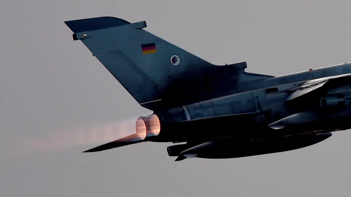 Ein Kampfflugzeug vom Typ «Tornado» des Taktischen Luftwaffengeschwaders 51 startet am 04.12.2015 vom Fliegerhorst in Jagel (Schleswig-Holstein). Maschinen des Geschwaders werden im Kampf gegen den sogenannten «Islamischen Staat» (IS) eingesetzt werden. Foto: Carsten Rehder/dpa (recrop)