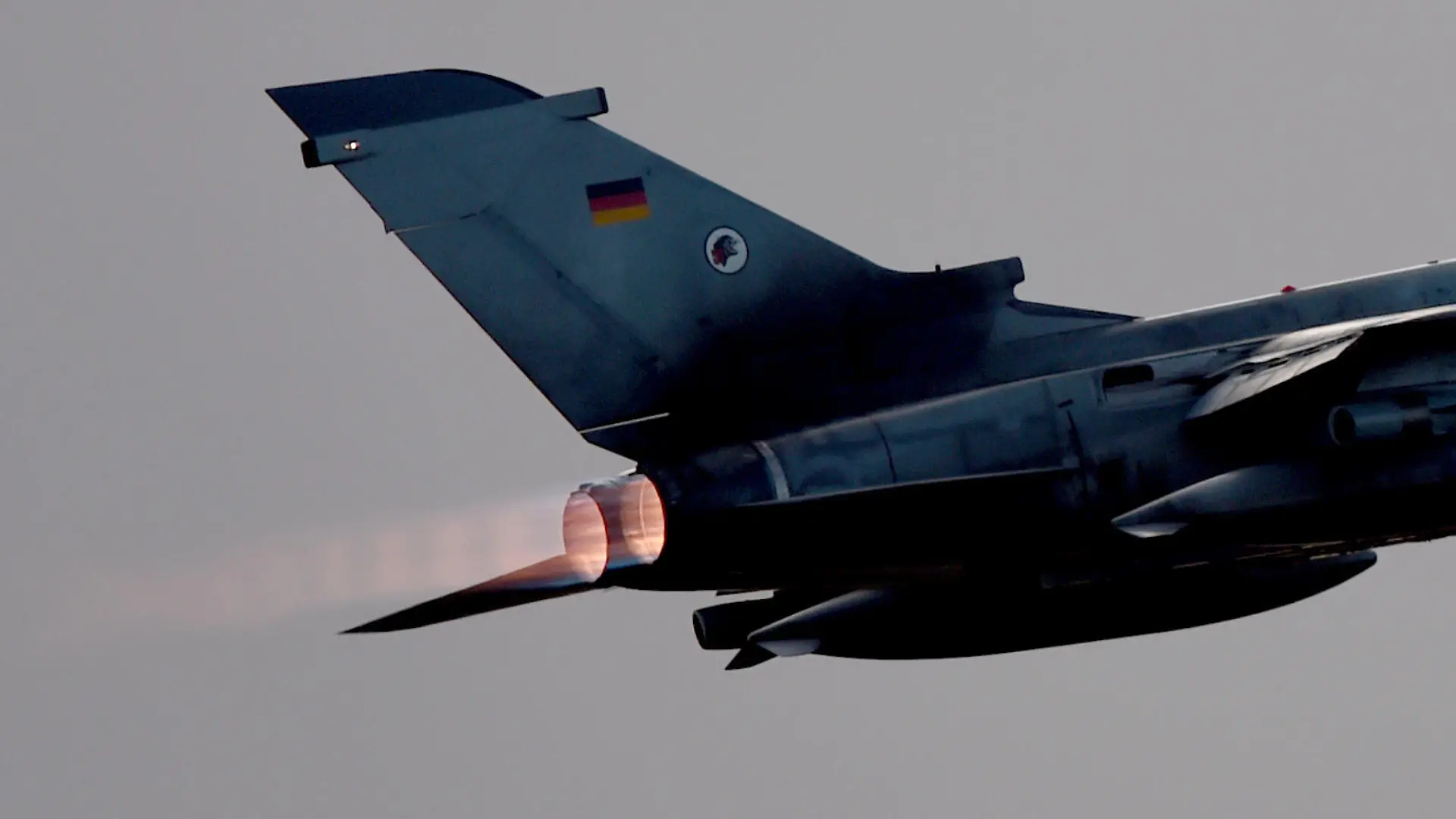Ein Kampfflugzeug vom Typ «Tornado» des Taktischen Luftwaffengeschwaders 51 startet am 04.12.2015 vom Fliegerhorst in Jagel (Schleswig-Holstein). Maschinen des Geschwaders werden im Kampf gegen den sogenannten «Islamischen Staat» (IS) eingesetzt werden. Foto: Carsten Rehder/dpa (recrop)