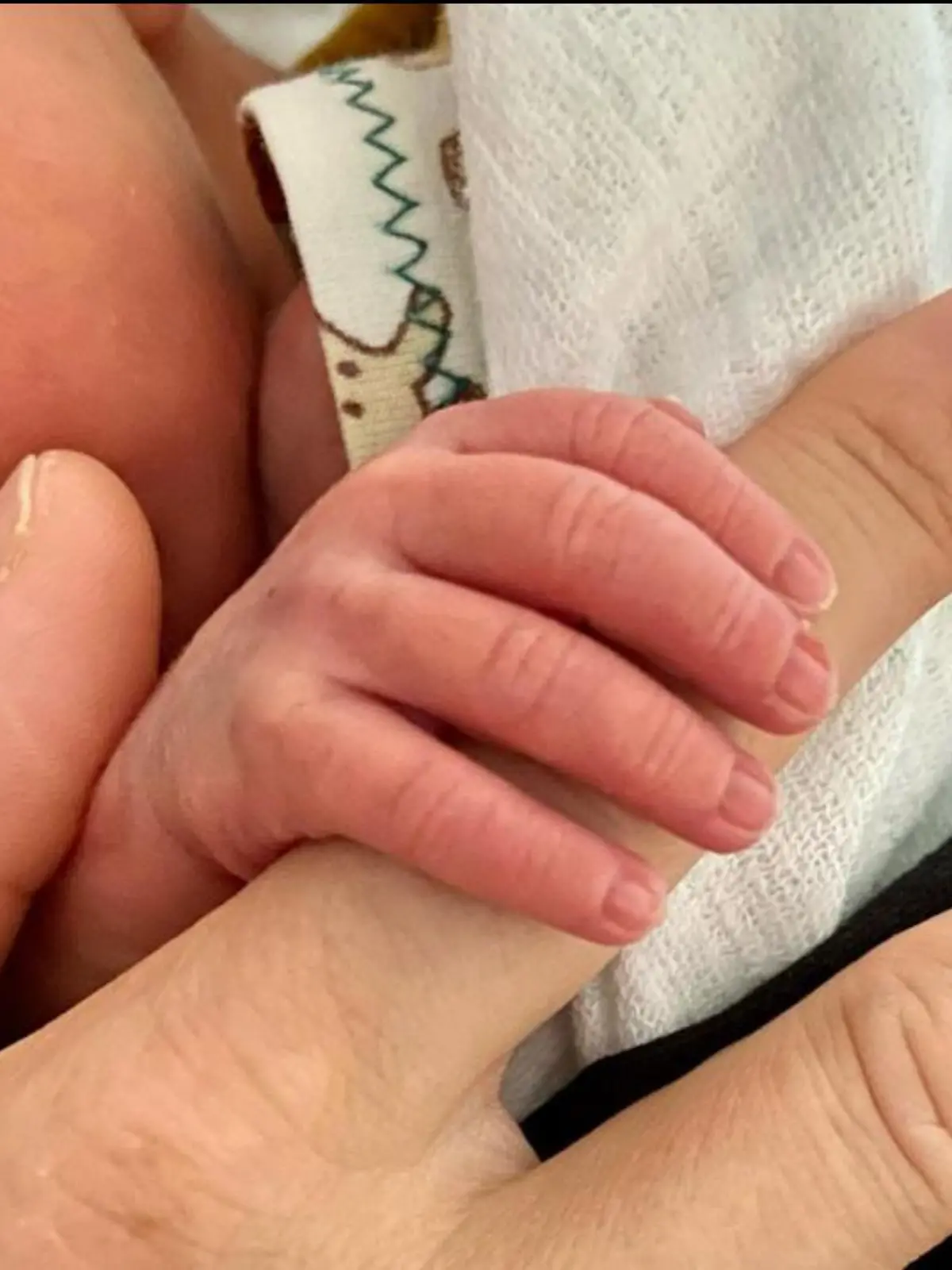 Anna Hahner umschließt die Hand des kleinen Valentin