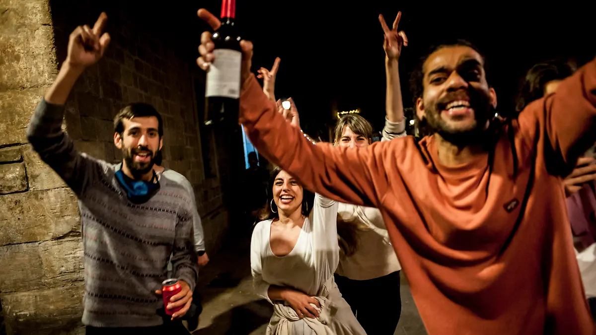 Menschen feiern in Barcelona das Ende des Notstands