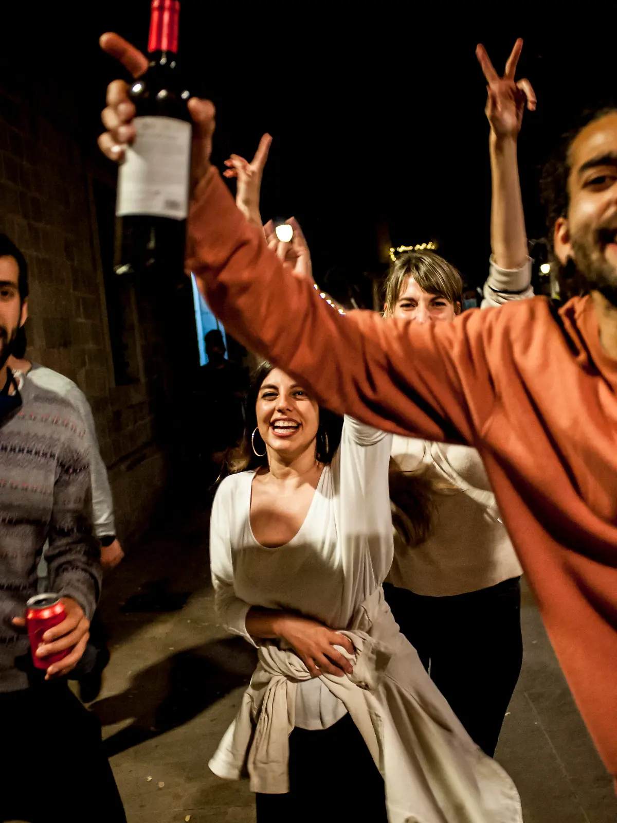 Menschen feiern in Barcelona das Ende des Notstands