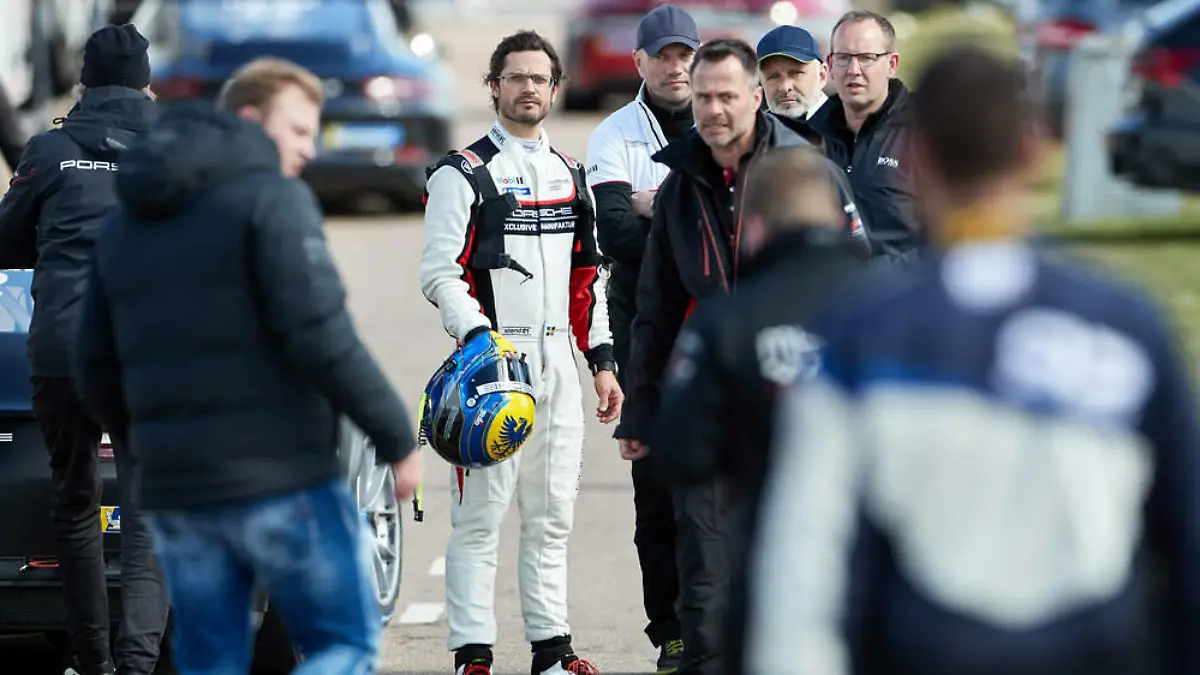 Porsche Carrera Cup: Prinz Carl Philip zeigt sich in voller Rennmontur