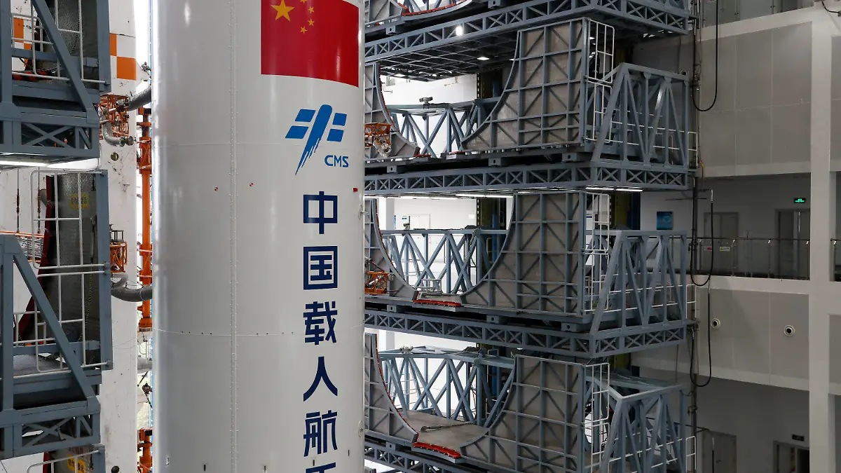 ARCHIV - 23.04.2021, China, Wenchang: Die Kombination aus dem Kernmodul «Tianhe» der chinesischen Raumstation und der Langer-Marsch-5B-Y2-Rakete wird zum Startbereich der Wenchang Spacecraft Launch Site in der südchinesischen Provinz Hainan transportiert. (zu dpa «Chinesische Rakete fällt zurück zur Erde - Trümmerregen befürchtet») Foto: Guo Wenbin/XinHua/dpa +++ dpa-Bildfunk +++