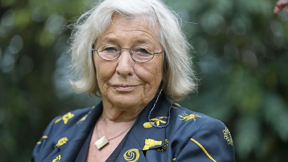 05.05.2021, Nordrhein-Westfalen, Köln: Carmen Thomas, Moderatorin, steht in einem Garten. Carmen Thomas ist unvergessen als Moderatorin der Kult-Sendung «Hallo Ü-Wagen». Jetzt wird sie 75 - und macht sich Sorgen über die Langzeitfolgen von Corona. (Zu dpa: "Carmen Thomas' große Angst: "Abstand schafft Distanz im Herzen"") Foto: Oliver Berg/dpa +++ dpa-Bildfunk +++
