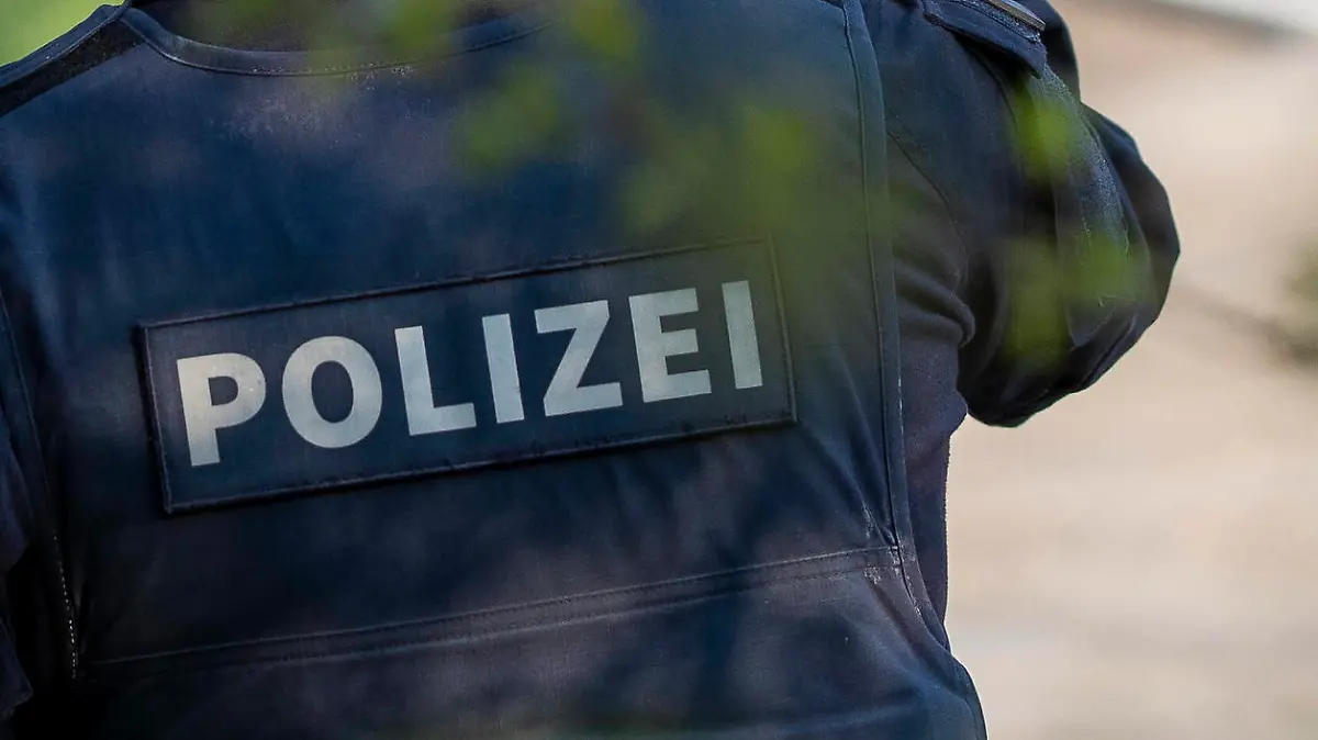 News Bilder des Tages Kist, Kreisstrasse, 21.04.2021, Geschwindigkeitskontrolle der Polizei beim bayernweiten Blitzmarathons 2021 Bild: Polizei bei der Ueberwachung der Geschwindigkeit mit Laserhandmessgerät, auch Laserpistole, oder Radarpistole *** Kist, Kreisstrasse, 21 04 2021, speed control of the police at the Bavaria-wide Blitzmarathons 2021 picture police during the monitoring of the speed with laser hand measuring device, also laser pistol, or radar pistol Copyright: HMBxMedia/xHeikoxBecker