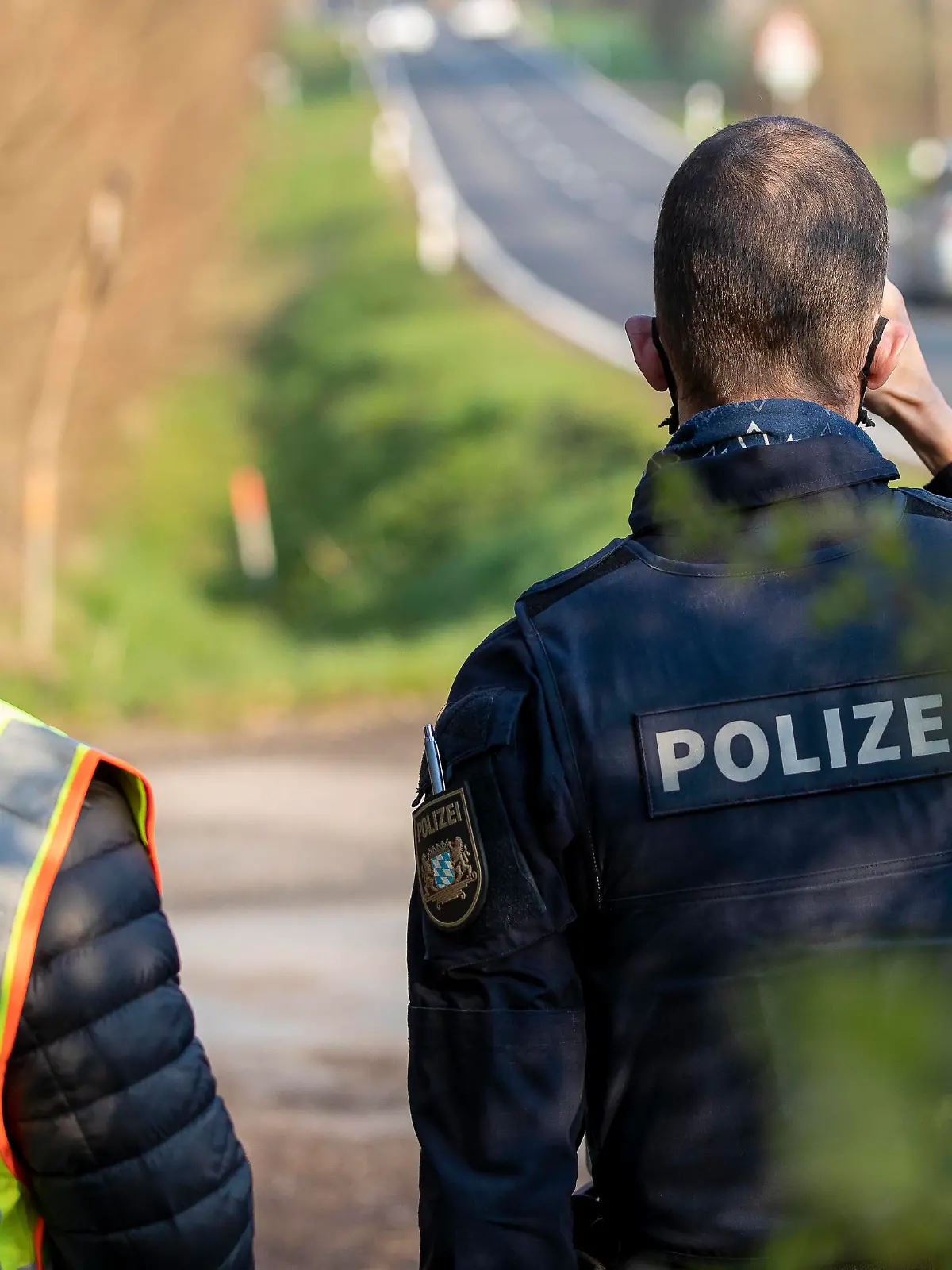 News Bilder des Tages Kist, Kreisstrasse, 21.04.2021, Geschwindigkeitskontrolle der Polizei beim bayernweiten Blitzmarathons 2021 Bild: Polizei bei der Ueberwachung der Geschwindigkeit mit Laserhandmessgerät, auch Laserpistole, oder Radarpistole *** Kist, Kreisstrasse, 21 04 2021, speed control of the police at the Bavaria-wide Blitzmarathons 2021 picture police during the monitoring of the speed with laser hand measuring device, also laser pistol, or radar pistol Copyright: HMBxMedia/xHeikoxBecker