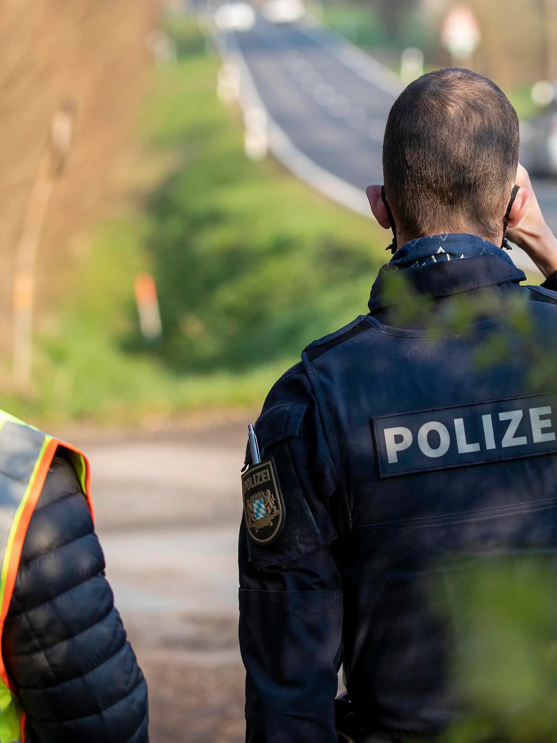 News Bilder des Tages Kist, Kreisstrasse, 21.04.2021, Geschwindigkeitskontrolle der Polizei beim bayernweiten Blitzmarathons 2021 Bild: Polizei bei der Ueberwachung der Geschwindigkeit mit Laserhandmessgerät, auch Laserpistole, oder Radarpistole *** Kist, Kreisstrasse, 21 04 2021, speed control of the police at the Bavaria-wide Blitzmarathons 2021 picture police during the monitoring of the speed with laser hand measuring device, also laser pistol, or radar pistol Copyright: HMBxMedia/xHeikoxBecker