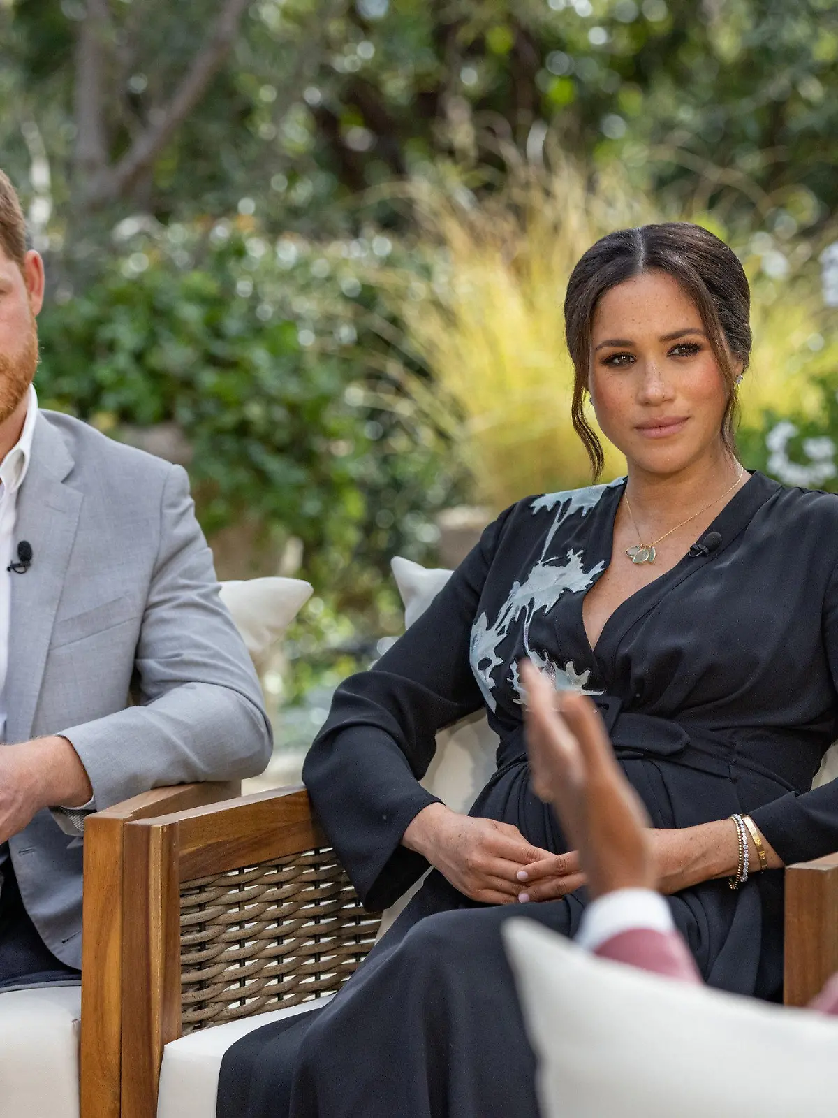 ARCHIV - 16.02.2021, USA, ---: HANDOUT - US-Moderatorin Oprah Winfrey (r) spricht bei einem Interview mit Prinz Harry von Großbritannien und seiner Ehefrau Herzogin Meghan. (Wiederholung mit verändertem Bildausschnitt) Foto: Joe Pugliese/Harpo Productions/PA Media/dpa - ACHTUNG: Nur zur redaktionellen Verwendung im Zusammenhang mit der aktuellen Berichterstattung und nur mit vollständiger Nennung des vorstehenden Credits +++ dpa-Bildfunk +++