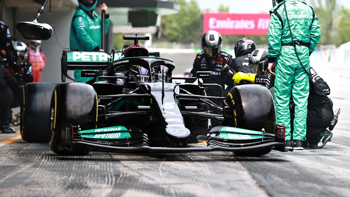 BARCELONA, SPAIN - MAY 09: Lewis Hamilton of Great Britain driving the (44) Mercedes AMG Petronas F1 Team Mercedes W12 makes his second pitstop during the F1 Grand Prix of Spain at Circuit de Barcelona-Catalunya on May 09, 2021 in Barcelona, Spain. (Photo by Mark Thompson/Getty Images)