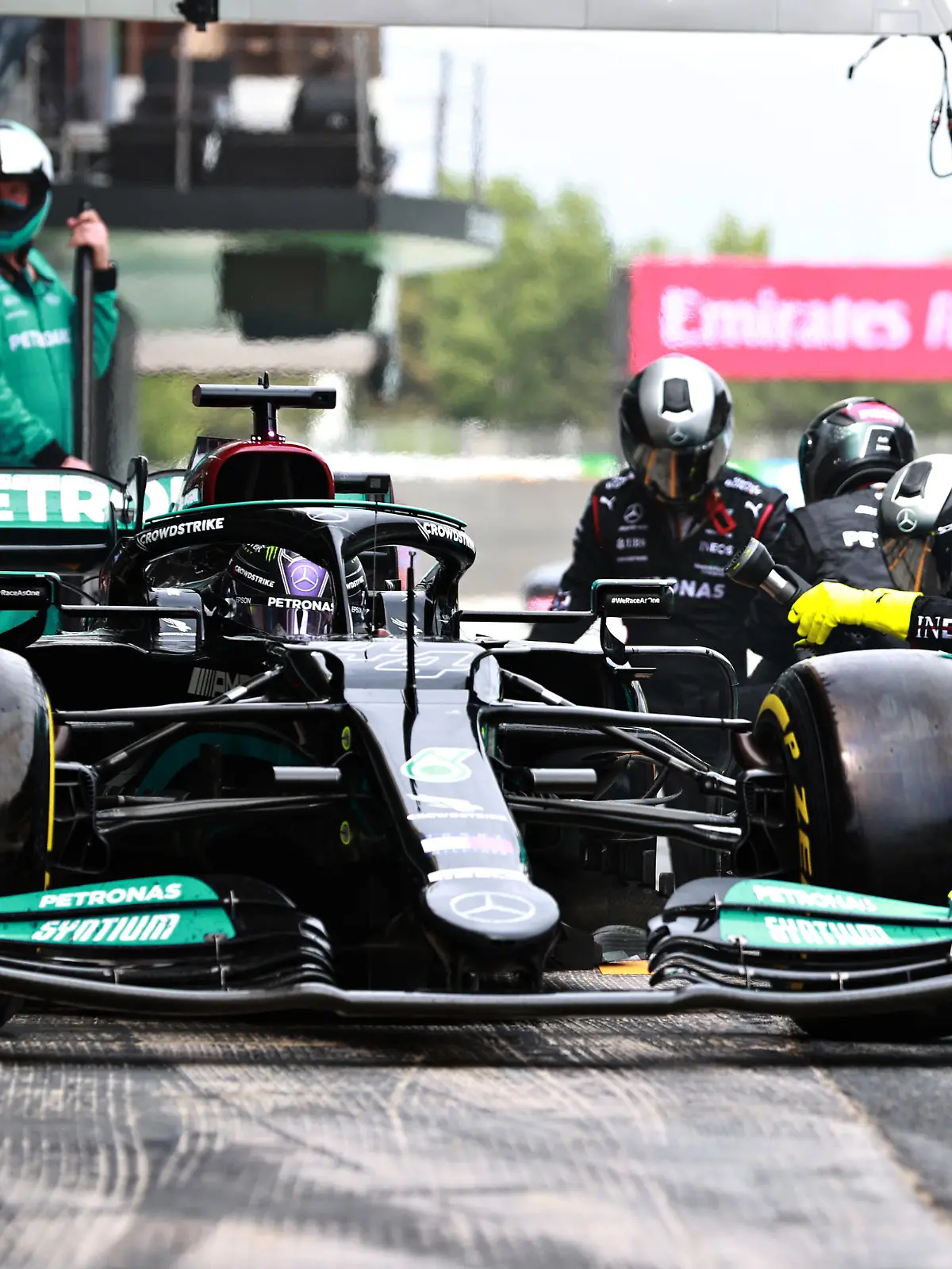 BARCELONA, SPAIN - MAY 09: Lewis Hamilton of Great Britain driving the (44) Mercedes AMG Petronas F1 Team Mercedes W12 makes his second pitstop during the F1 Grand Prix of Spain at Circuit de Barcelona-Catalunya on May 09, 2021 in Barcelona, Spain. (Photo by Mark Thompson/Getty Images)