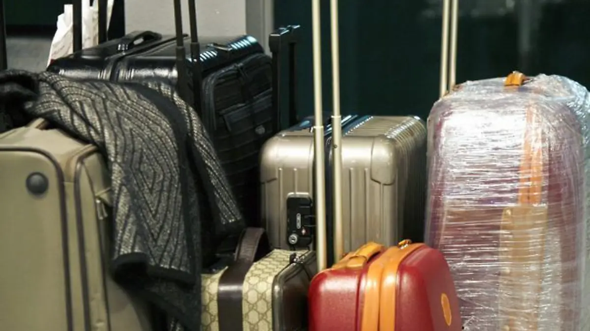 Koffer, darunter auch ein in Plastikfolie eingewickeltes Expemplar, stehen am 19.10.2006 im Flughafen von Vantaa in Finnland. Ein Streik des Kabinenpersonals bei der Fluglinie Finnair hat am Donnerstag den Flugverkehr in Finnland weitgehend lahm gelegt. 90 Prozent der Flüge wurden nach Angaben einer Finnair- Sprecherin gestrichen. Mit dem unbefristeten Streik protestiert die Flugbegleiter-Gewerkschaft gegen die geplante Anstellung von 500 Stewards und -Stewardessen aus Estland. Diese sollen niedrigere Löhne erhalten. Foto: LEHTIKUVA / Sari Gustafsson +++(c) dpa - Report+++
