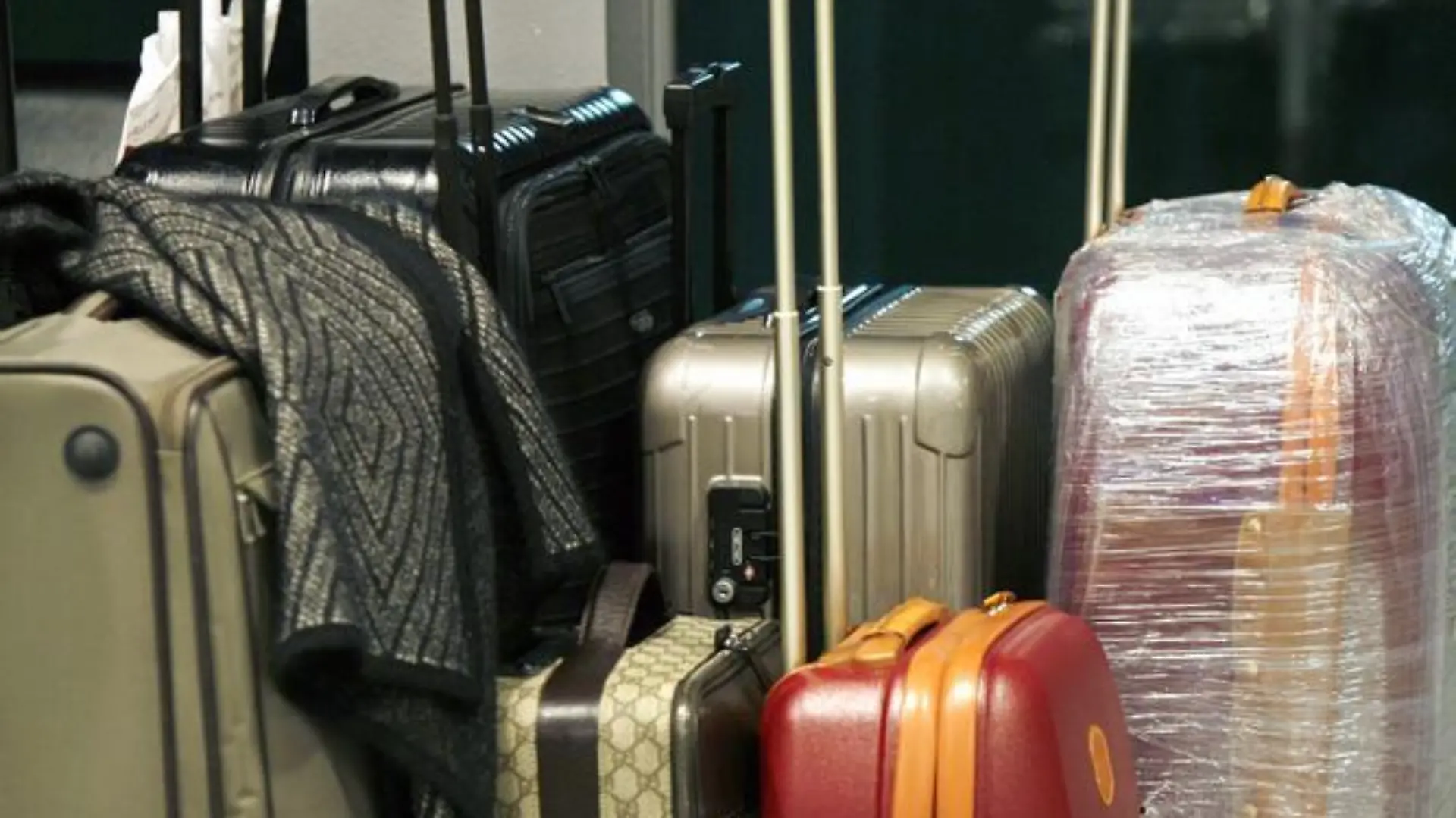 Koffer, darunter auch ein in Plastikfolie eingewickeltes Expemplar, stehen am 19.10.2006 im Flughafen von Vantaa in Finnland. Ein Streik des Kabinenpersonals bei der Fluglinie Finnair hat am Donnerstag den Flugverkehr in Finnland weitgehend lahm gelegt. 90 Prozent der Flüge wurden nach Angaben einer Finnair- Sprecherin gestrichen. Mit dem unbefristeten Streik protestiert die Flugbegleiter-Gewerkschaft gegen die geplante Anstellung von 500 Stewards und -Stewardessen aus Estland. Diese sollen niedrigere Löhne erhalten. Foto: LEHTIKUVA / Sari Gustafsson +++(c) dpa - Report+++