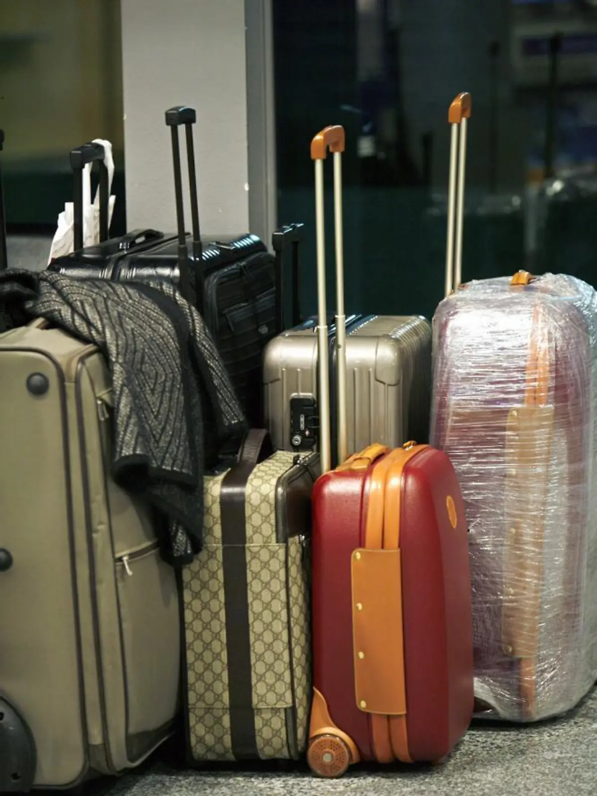 Koffer, darunter auch ein in Plastikfolie eingewickeltes Expemplar, stehen am 19.10.2006 im Flughafen von Vantaa in Finnland. Ein Streik des Kabinenpersonals bei der Fluglinie Finnair hat am Donnerstag den Flugverkehr in Finnland weitgehend lahm gelegt. 90 Prozent der Flüge wurden nach Angaben einer Finnair- Sprecherin gestrichen. Mit dem unbefristeten Streik protestiert die Flugbegleiter-Gewerkschaft gegen die geplante Anstellung von 500 Stewards und -Stewardessen aus Estland. Diese sollen niedrigere Löhne erhalten. Foto: LEHTIKUVA / Sari Gustafsson +++(c) dpa - Report+++