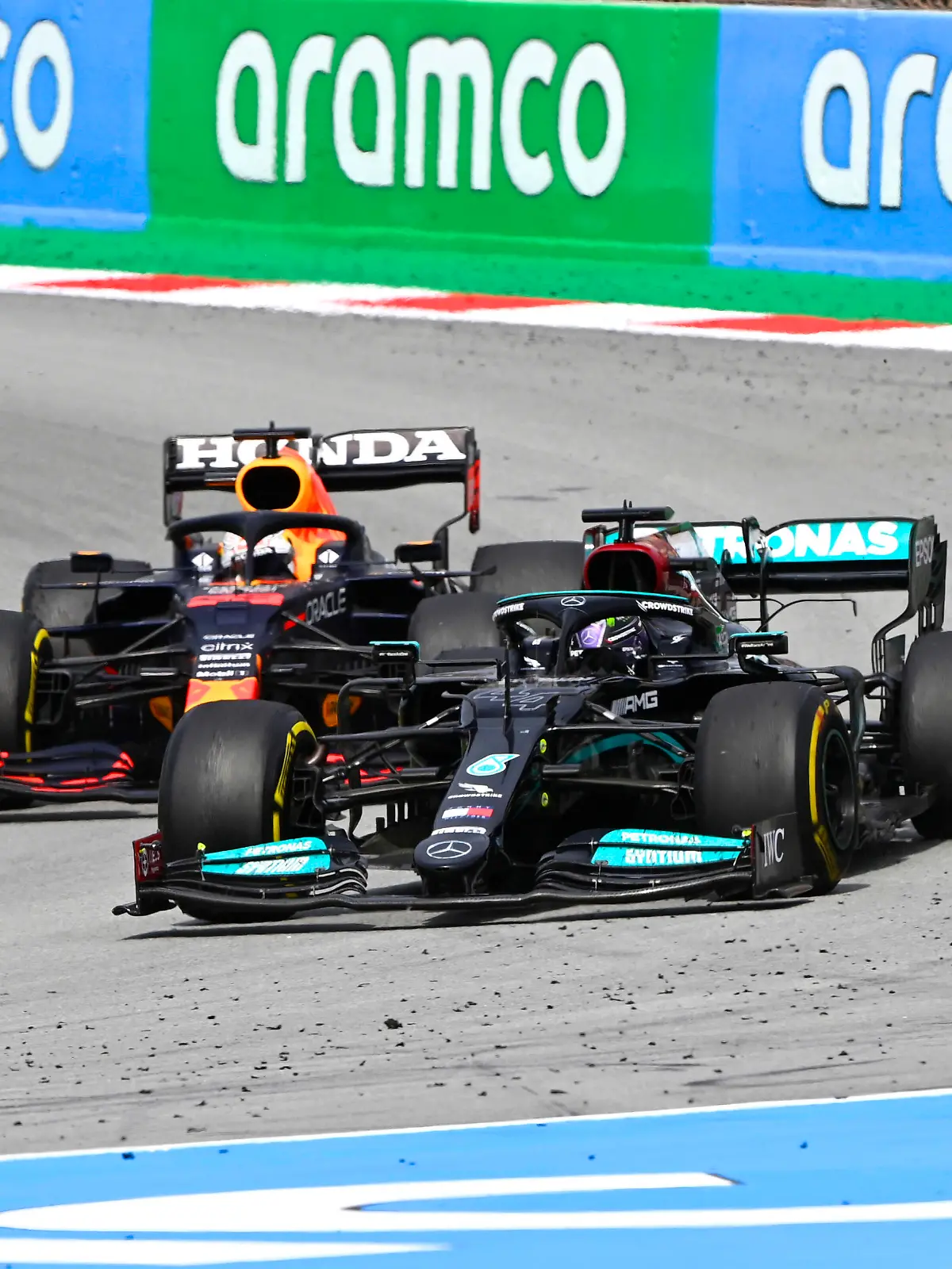 Formula 1 2021: Spanish GP CIRCUIT DE BARCELONA-CATALUNYA, SPAIN - MAY 09: Sir Lewis Hamilton, Mercedes W12, passes Max Verstappen, Red Bull Racing RB16B, for the lead during the Spanish GP at Circuit de Barcelona-Catalunya on Sunday May 09, 2021 in Barcelona, Spain. Photo by Mark Sutton / Sutton Images Images PUBLICATIONxINxGERxSUIxAUTxHUNxONLY GP2104_142630_MS21080