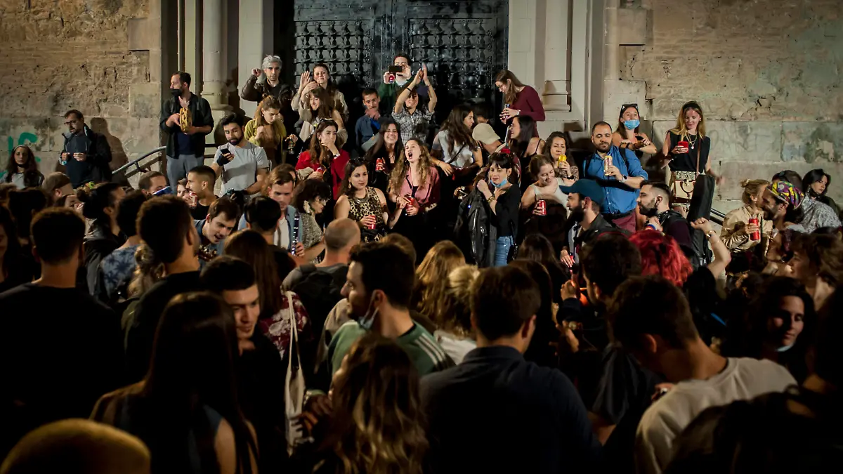  May 8, 2021, Barcelona, Spain: People gather and make party in a square of Barcelona s Gracia district shortly before the lifting of the State of Alarm in Spain. The State of Alarm that the Spanish Government decreed for the second time six months ago decays this Sunday and, with its end, a new phase in the fight against the pandemic begins. Barcelona Spain - ZUMAb137 20210508_zap_b137_005 Copyright: xJordixBoixareux