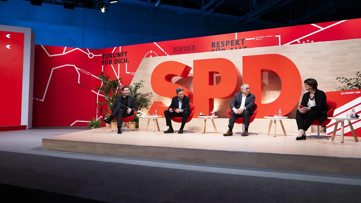 L-R Lars Klingbeil, Generalsekretaer der SPD, Rolf Muetzenich, SPD Fraktionsvorsitzender, Norbert Walter-Borjans, Bundesvorsitzender der SPD, und Saskia Esken, Bundesvorsitzender der SPD, aufgenommen um Rahmen des digitalen Bundesparteitages der SPD in Berlin, 09.05.2021. Auf dem ersten digitalen Bundesparteitag in der Geschichte der SPD soll Olaf Scholz als Kanzlerkandidat bestaetigt sowie das Wahlprogramm fuer die Bundestagswahl beschlossen werden. Berlin Deutschland *** L R Lars Klingbeil, Secretary General of the SPD, Rolf Muetzenich, SPD Parliamentary Party Leader, Norbert Walter Borjans, Federal Chairman of the SPD, and Saskia Esken, Federal Chairman of the SPD, recorded during the digital federal party conference of the SPD in Be Copyright: xFlorianxGaertner/photothek.dex