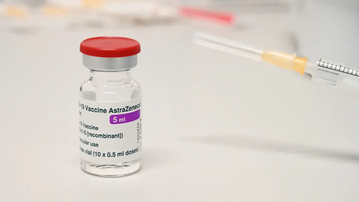 ARCHIV - 10.04.2021, Mecklenburg-Vorpommern, Greifswald: Der Corona-Impfstoff von Astrazeneca steht im Impfzentrum des Landkreises Vorpommern-Greifswald. Nach monatelanger Bevorzugung bestimmter Risikogruppen wird der Impfstoff von Astrazeneca für Jedermann freigegeben. Mehrere Entscheidungen liegen jetzt beim Einzelnen und den Hausärzten. (zu dpa «Astrazeneca für alle und früher - Was Impfwillige wissen müssen») Foto: Stefan Sauer/dpa +++ dpa-Bildfunk +++
