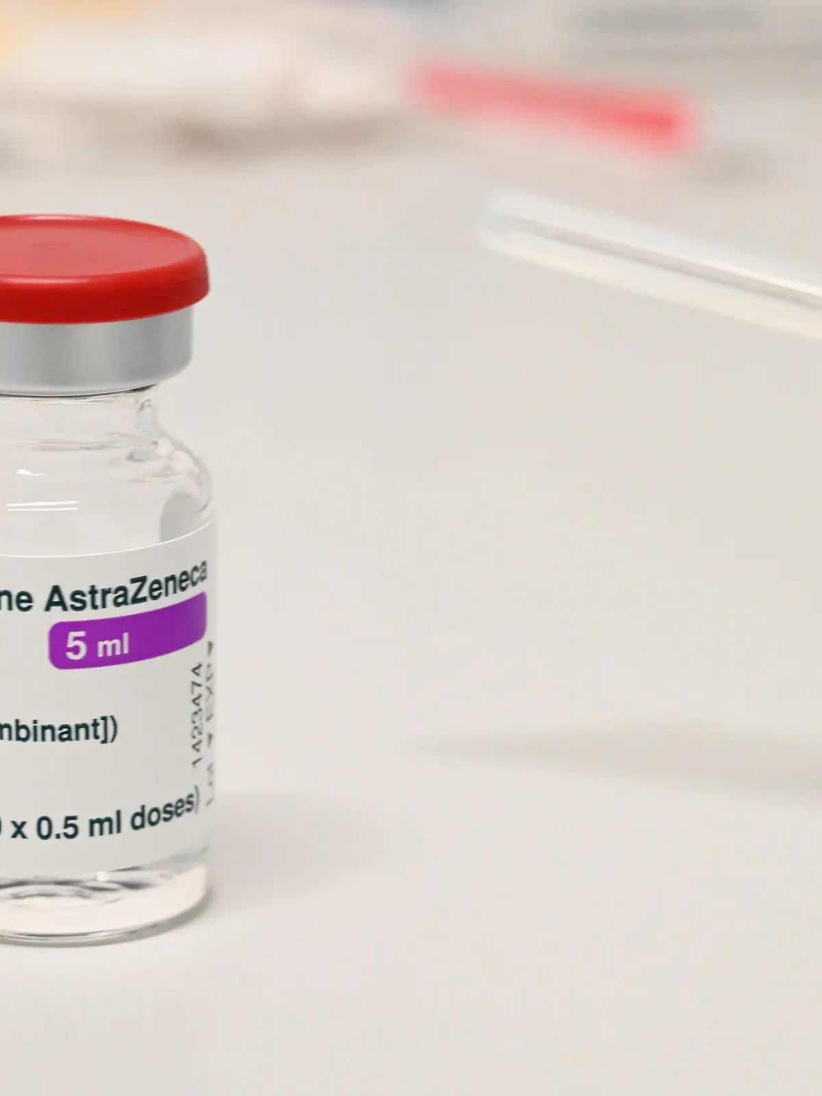 ARCHIV - 10.04.2021, Mecklenburg-Vorpommern, Greifswald: Der Corona-Impfstoff von Astrazeneca steht im Impfzentrum des Landkreises Vorpommern-Greifswald. Nach monatelanger Bevorzugung bestimmter Risikogruppen wird der Impfstoff von Astrazeneca für Jedermann freigegeben. Mehrere Entscheidungen liegen jetzt beim Einzelnen und den Hausärzten. (zu dpa «Astrazeneca für alle und früher - Was Impfwillige wissen müssen») Foto: Stefan Sauer/dpa +++ dpa-Bildfunk +++