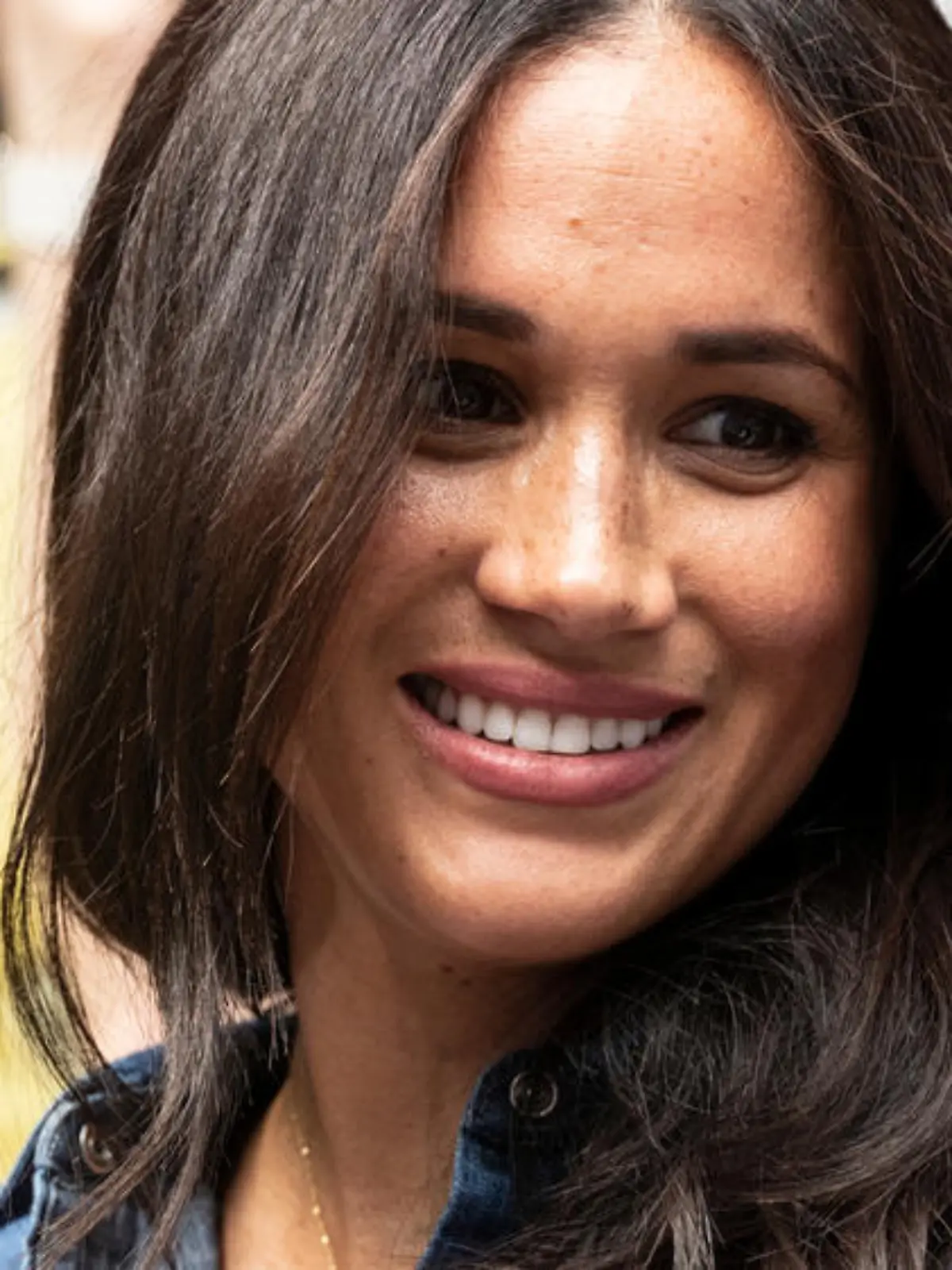 Blickfang: Herzogin Meghan hüllt ihren Babybauch in florales Kleid