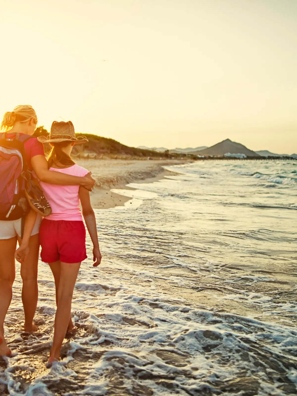 Familie geht am Strand in Spanien spazieren.