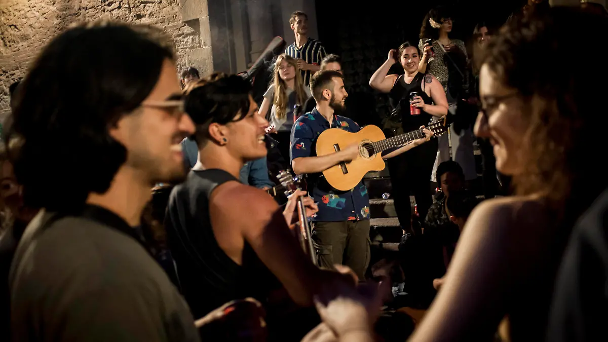  May 8, 2021, Barcelona, Spain: People gather and make party in a square of Barcelona s Gracia district shortly before the lifting of the State of Alarm in Spain. The State of Alarm that the Spanish Government decreed for the second time six months ago decays this Sunday and, with its end, a new phase in the fight against the pandemic begins. Barcelona Spain - ZUMAb137 20210508_zap_b137_002 Copyright: xJordixBoixareux