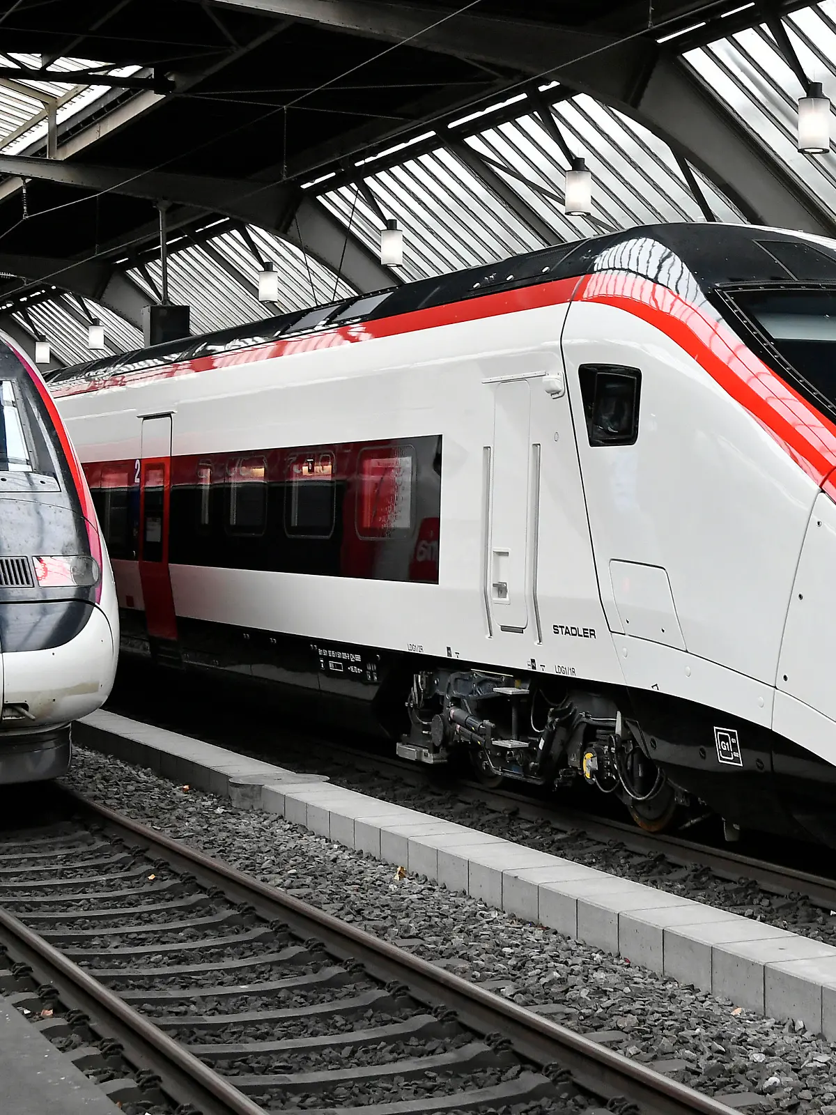 Eine Frau wurde von einem ihr unbekannten Mann vor einen fahrenden Zug geschubst.